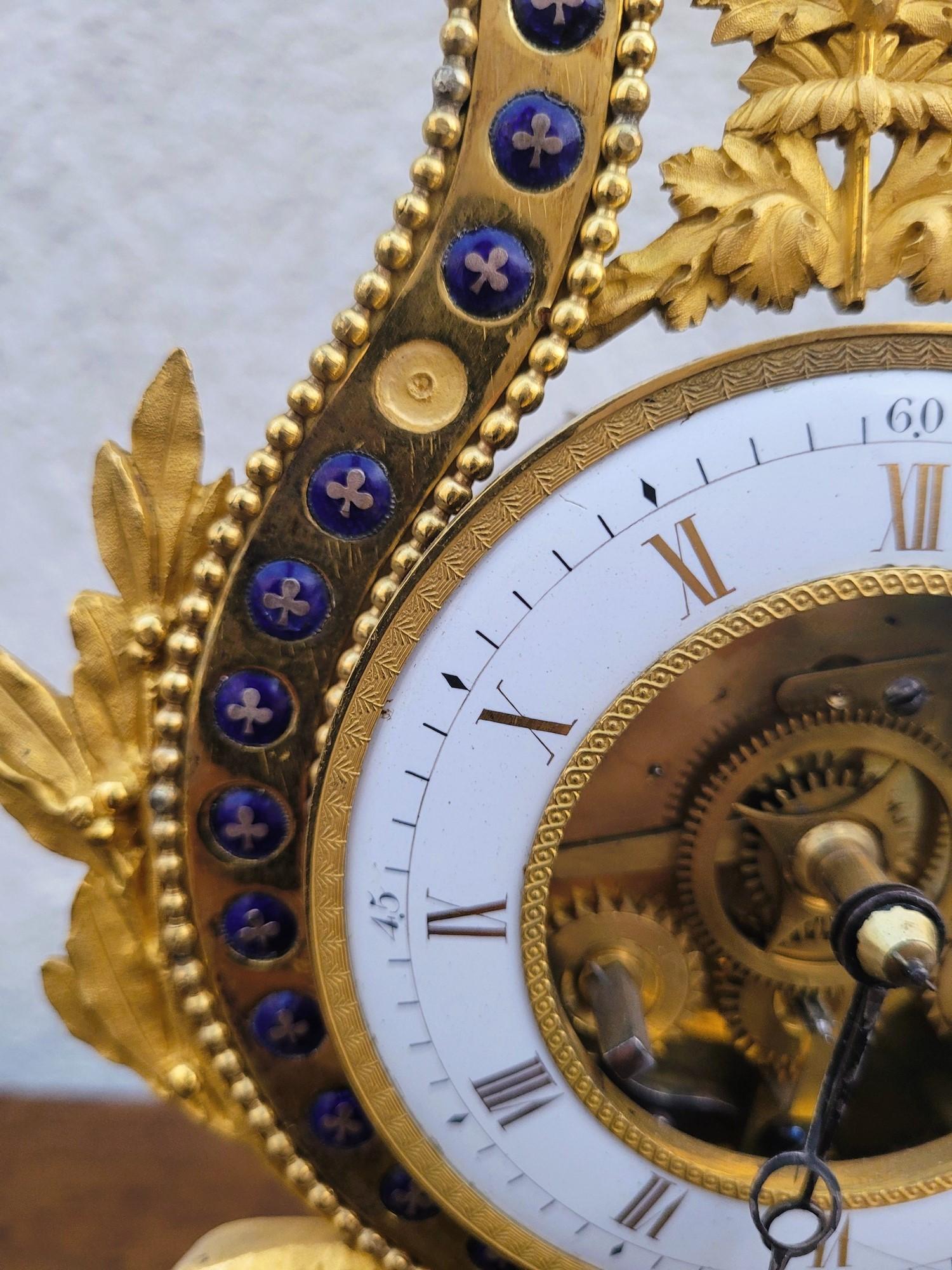 Uhr aus vergoldeter Bronze und emaillierter Bronze, 18. Jahrhundert-Periode im Angebot 11