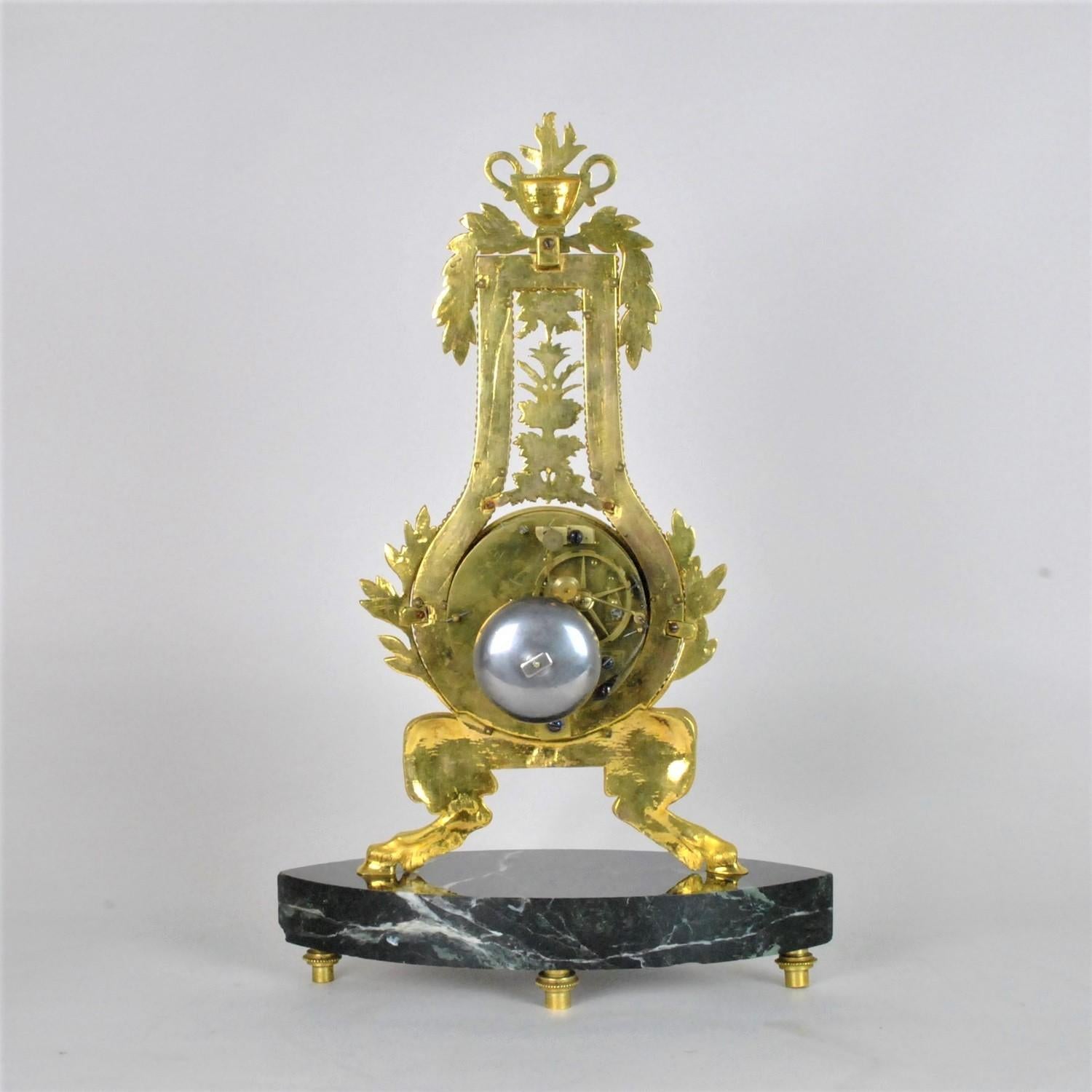Uhr aus vergoldeter Bronze und emaillierter Bronze, 18. Jahrhundert-Periode (Französisch) im Angebot