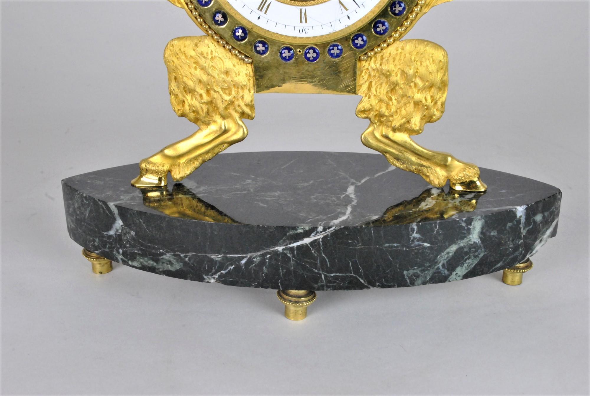 Uhr aus vergoldeter Bronze und emaillierter Bronze, 18. Jahrhundert-Periode im Angebot 2