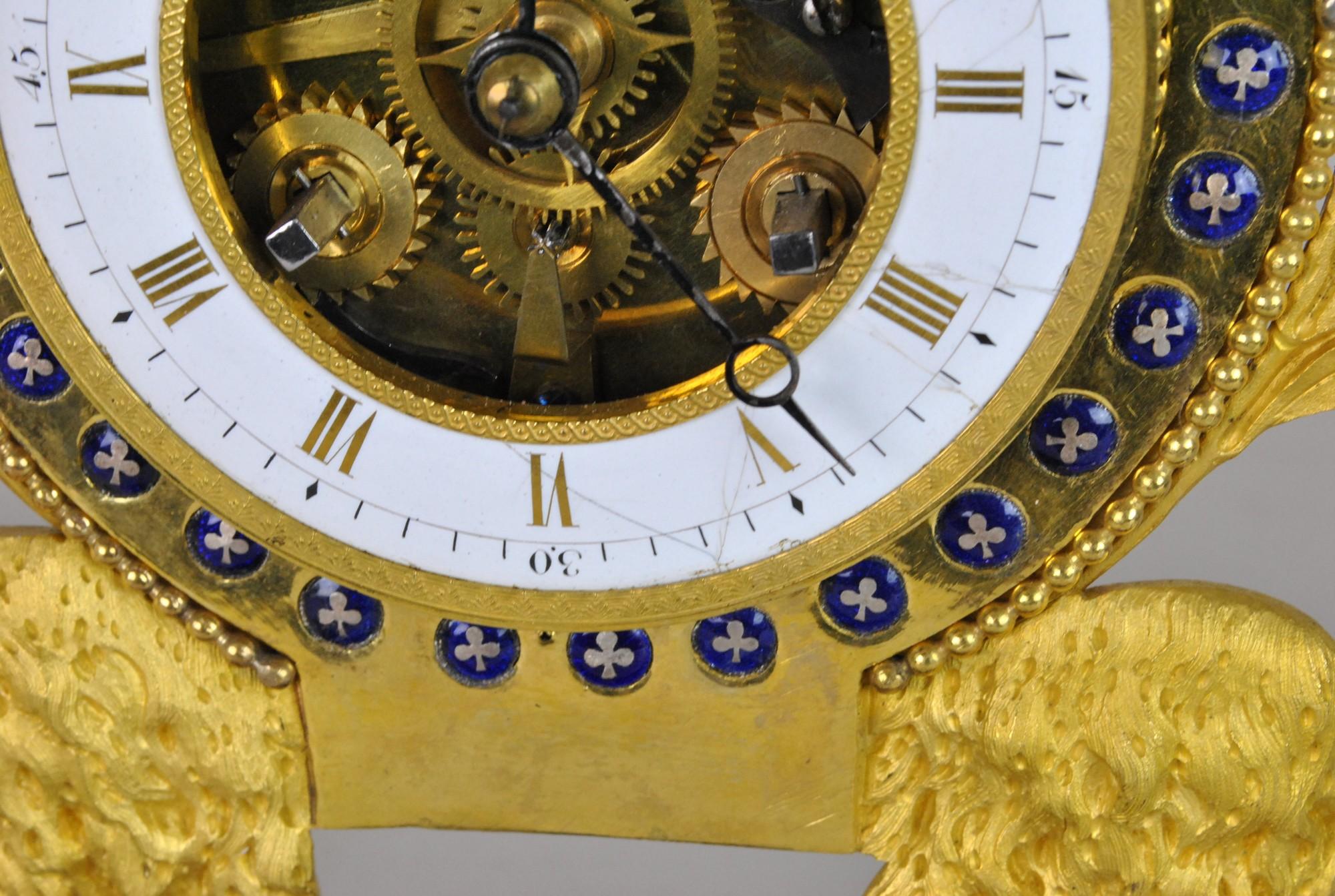 Uhr aus vergoldeter Bronze und emaillierter Bronze, 18. Jahrhundert-Periode im Angebot 3