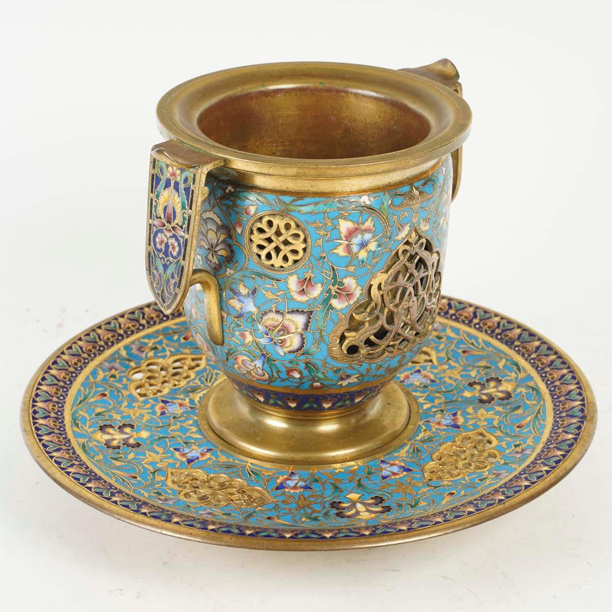 Français Coupe ou Cache-Pot en bronze doré et émaillé, XIXe siècle, période Napoléon III. en vente