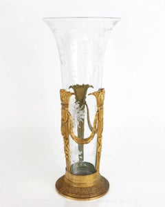 Blumenvase aus vergoldeter Bronze und graviertem Glas