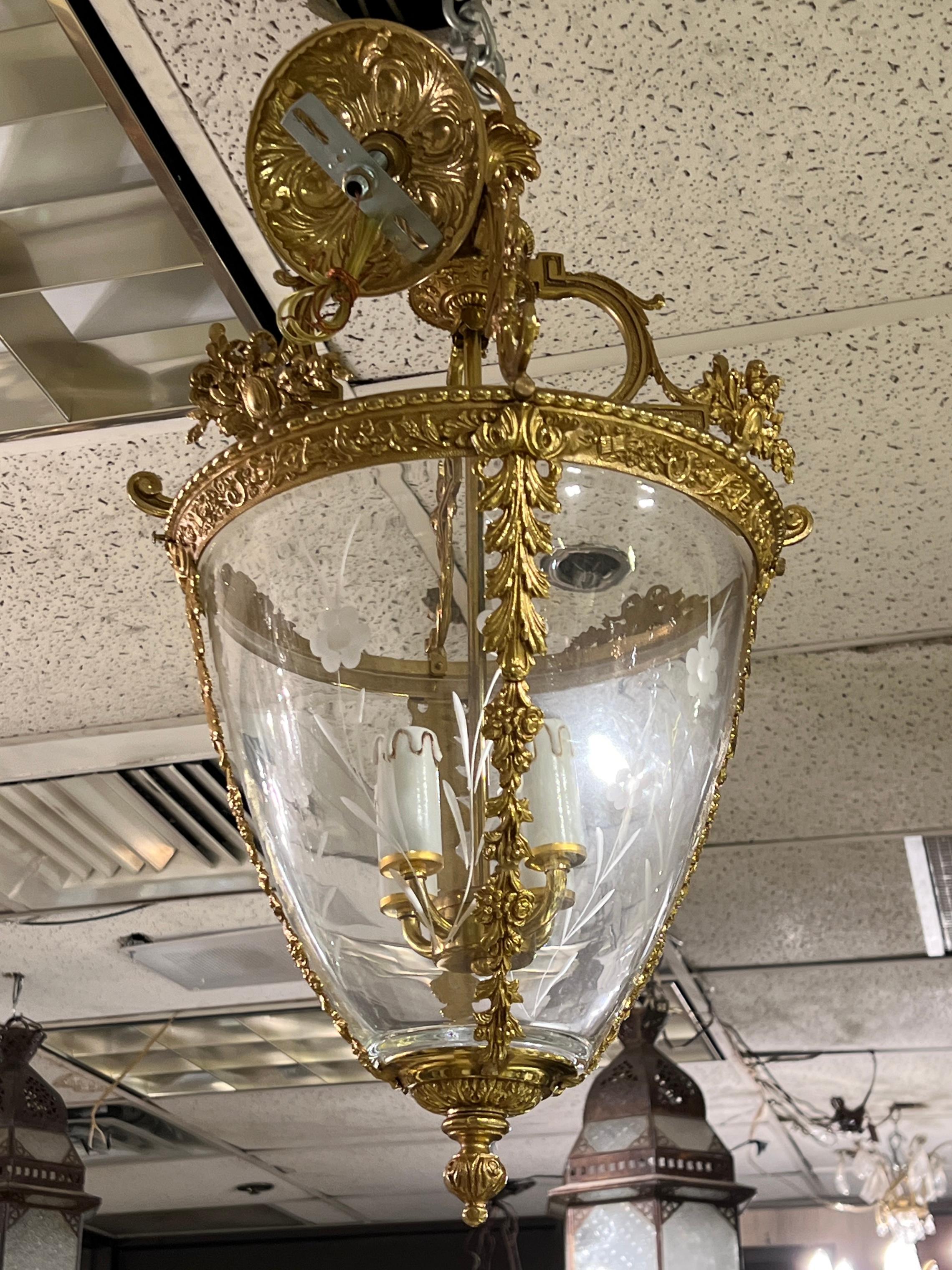 Neoclassico Lanterna in bronzo dorato e vetro in stile francese Luigi XVI in vendita