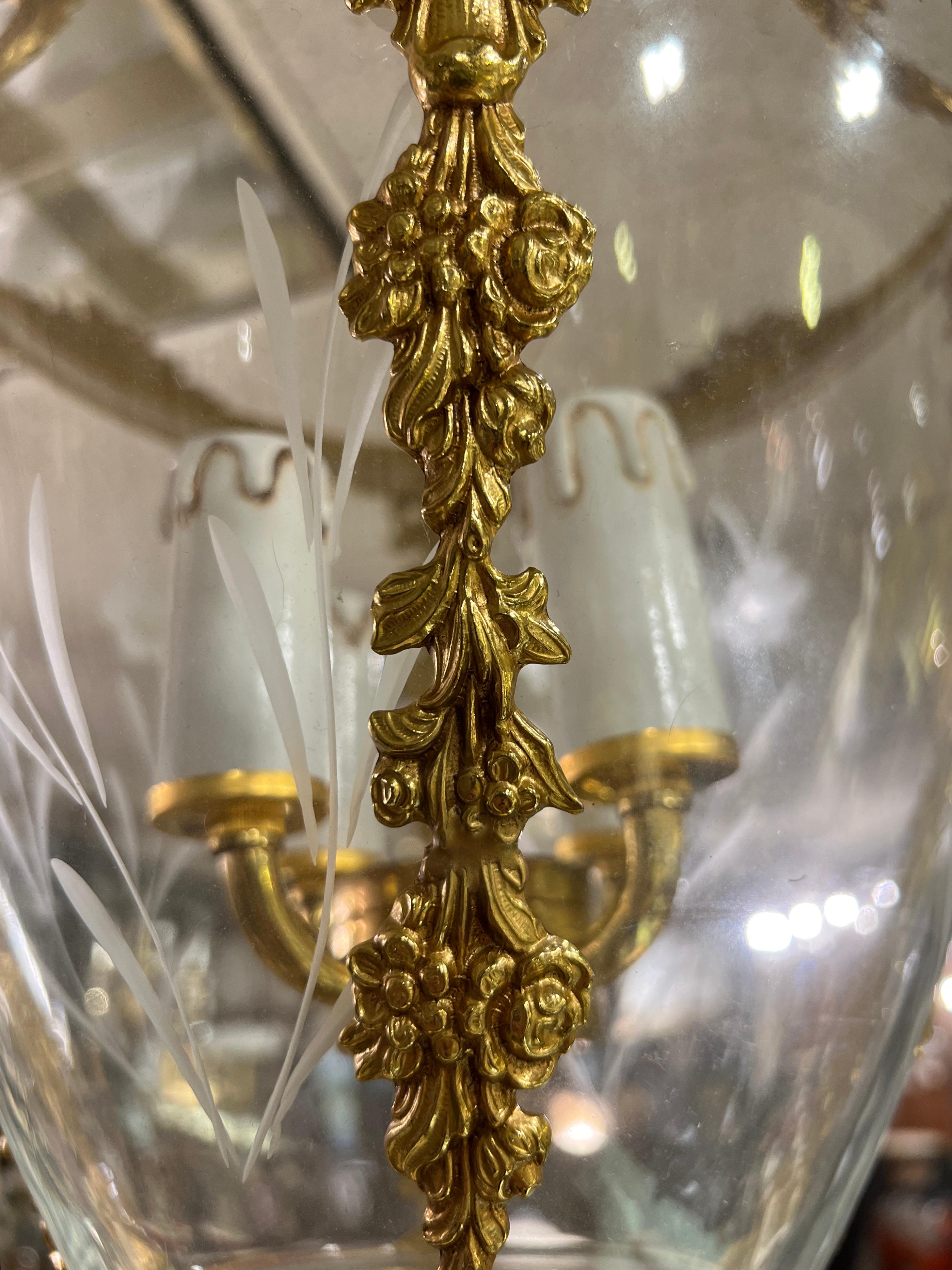 Lanterna in bronzo dorato e vetro in stile francese Luigi XVI in vendita 1