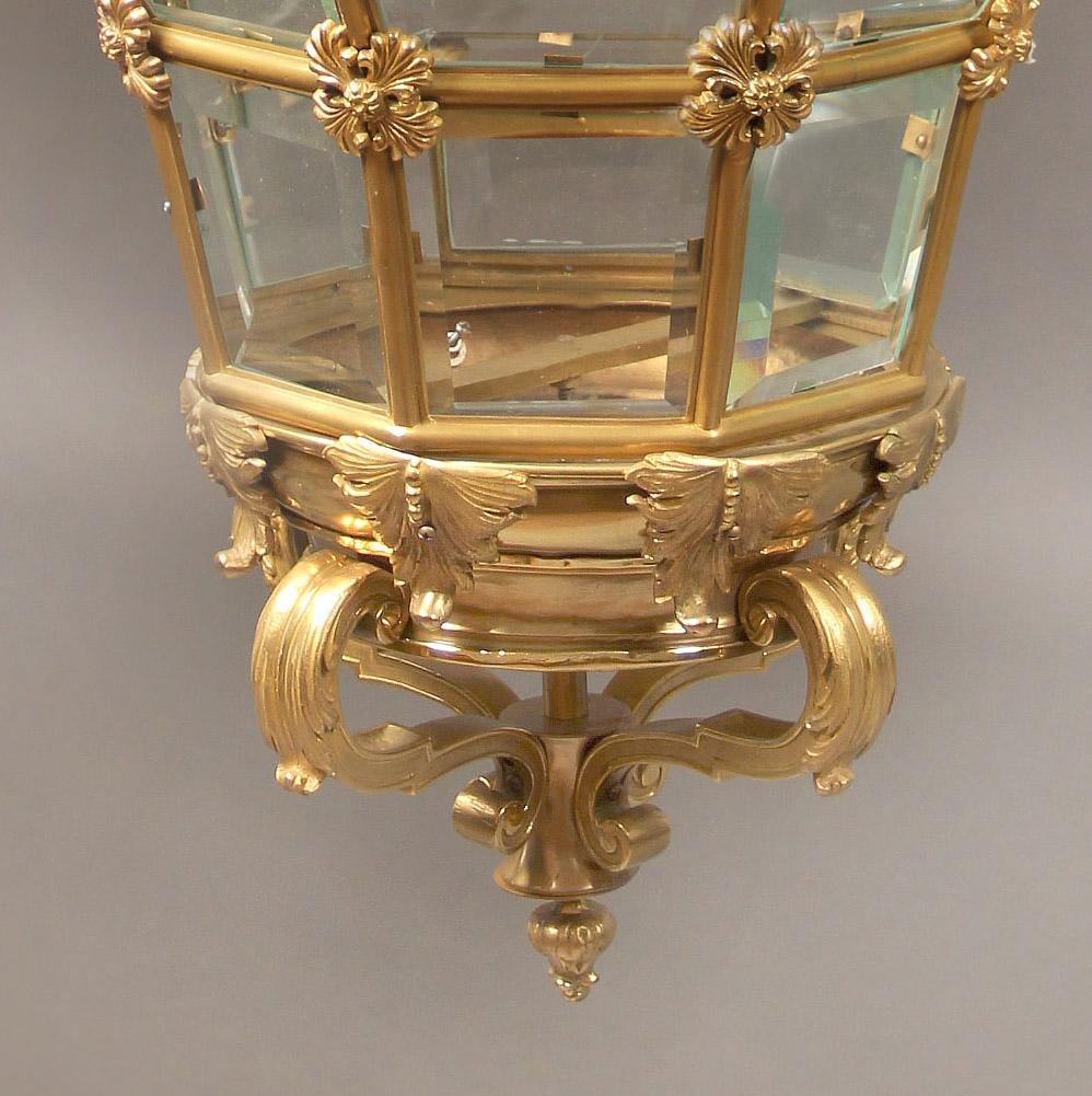 Français Lanterne d'entrée 'Versailles' en bronze doré et verre en vente