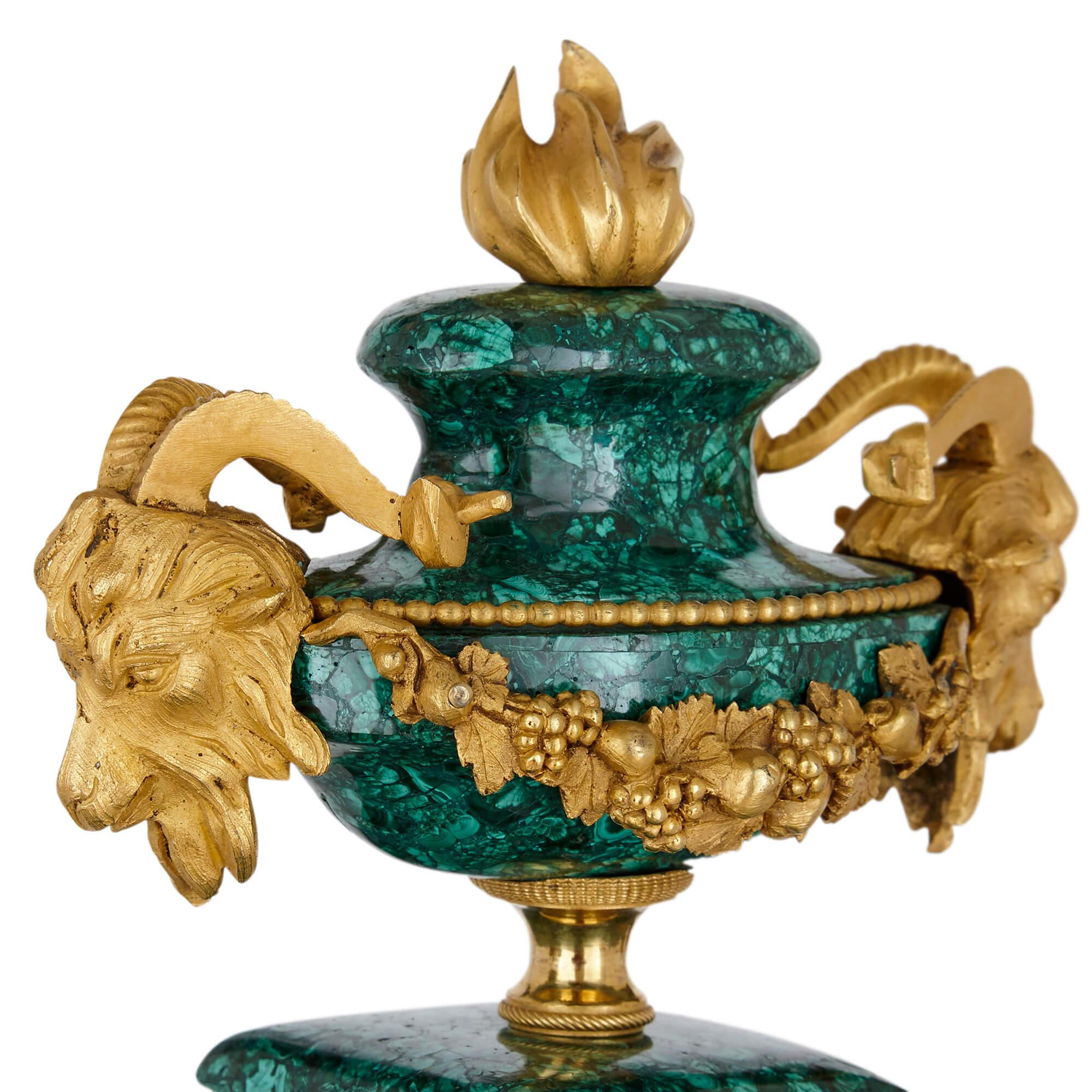Louis XVI.-Uhr aus vergoldeter Bronze und Malachit (18. Jahrhundert) im Angebot