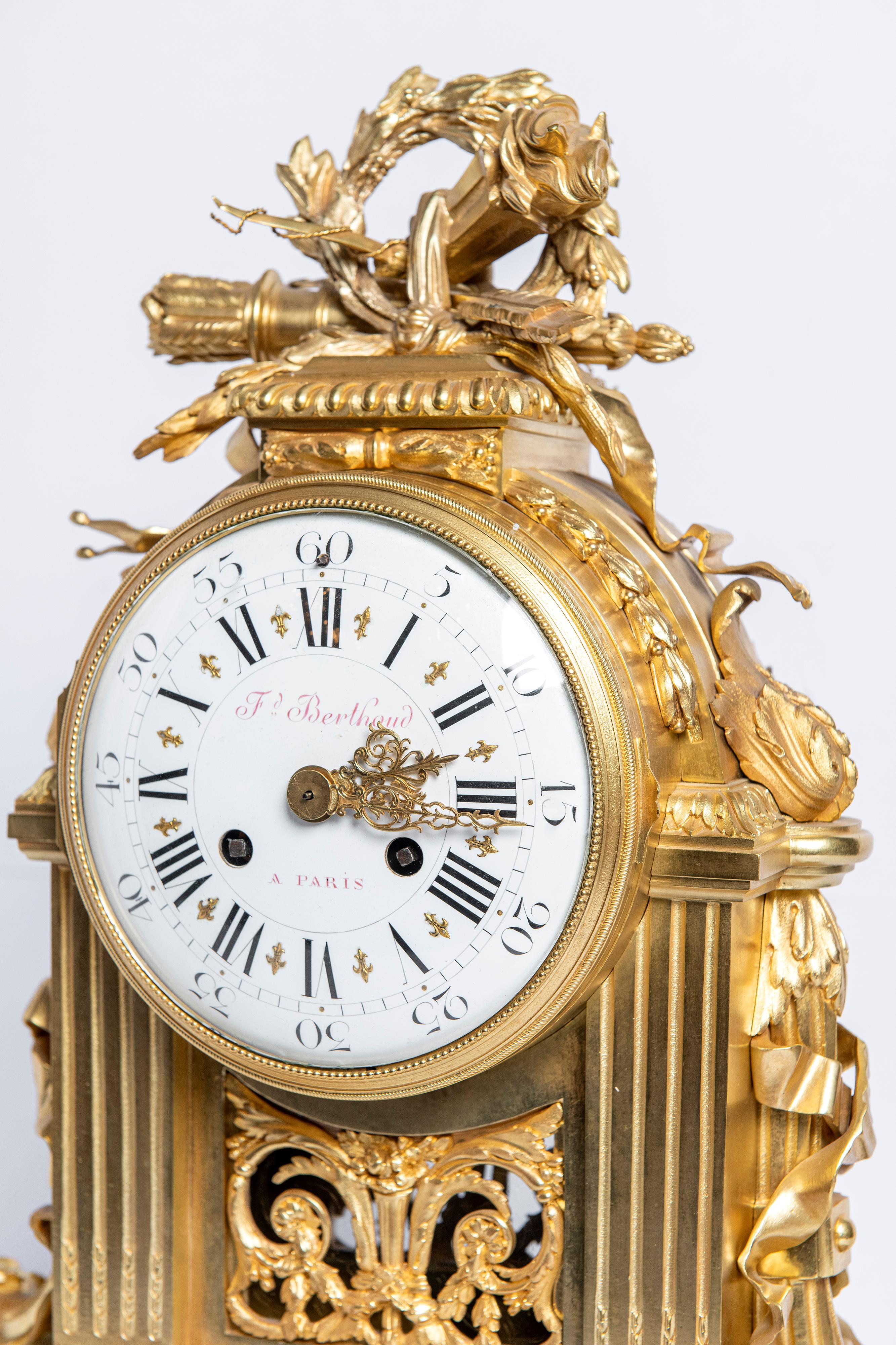 Kaminsimsuhr aus vergoldeter Bronze und Marmor, signiert F. Berthoud, Paris, Frankreich, Anfang 19.
Die Uhr läuft.