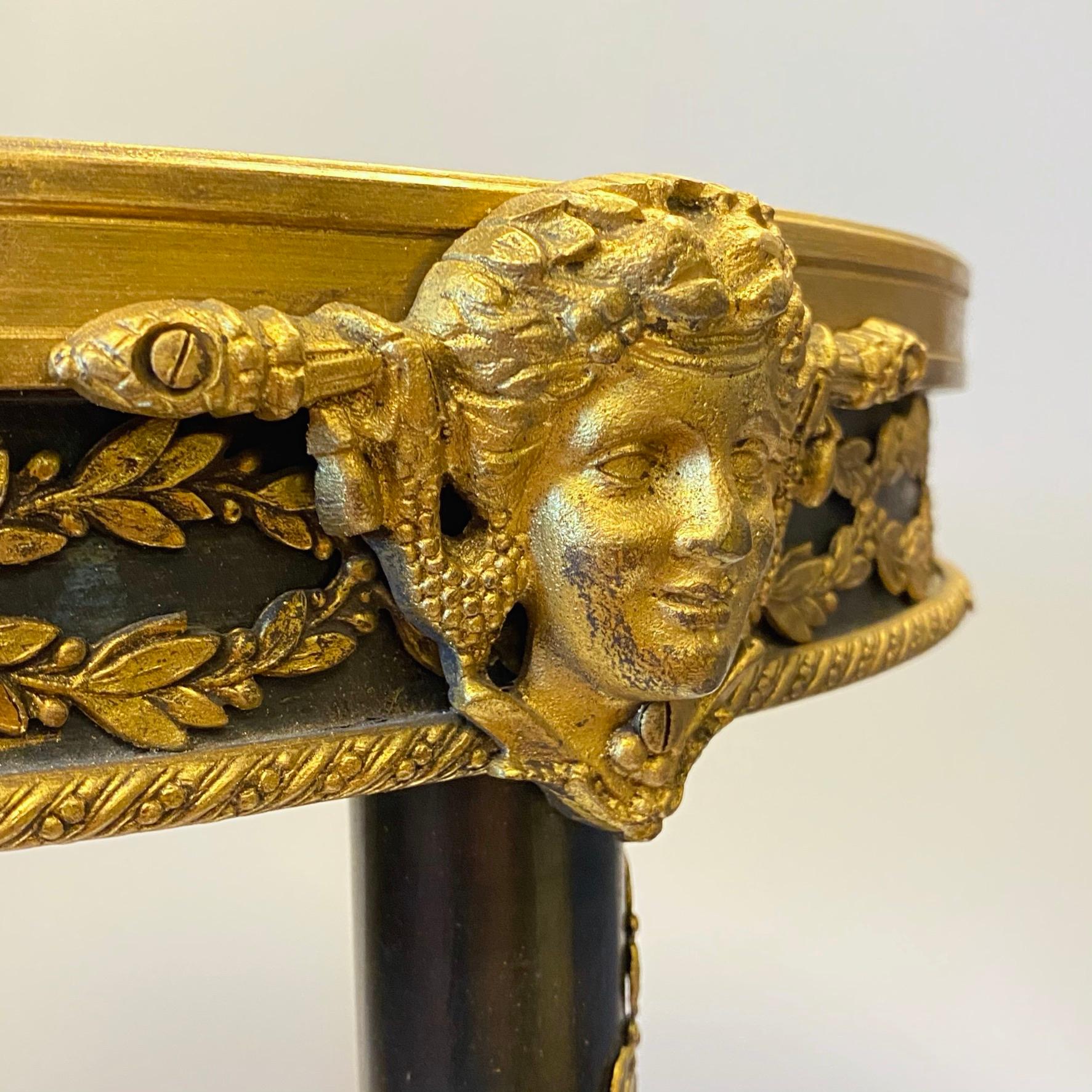 Beistelltisch aus vergoldeter Bronze und Marmor im Louis-XVI-Stil im Angebot 6