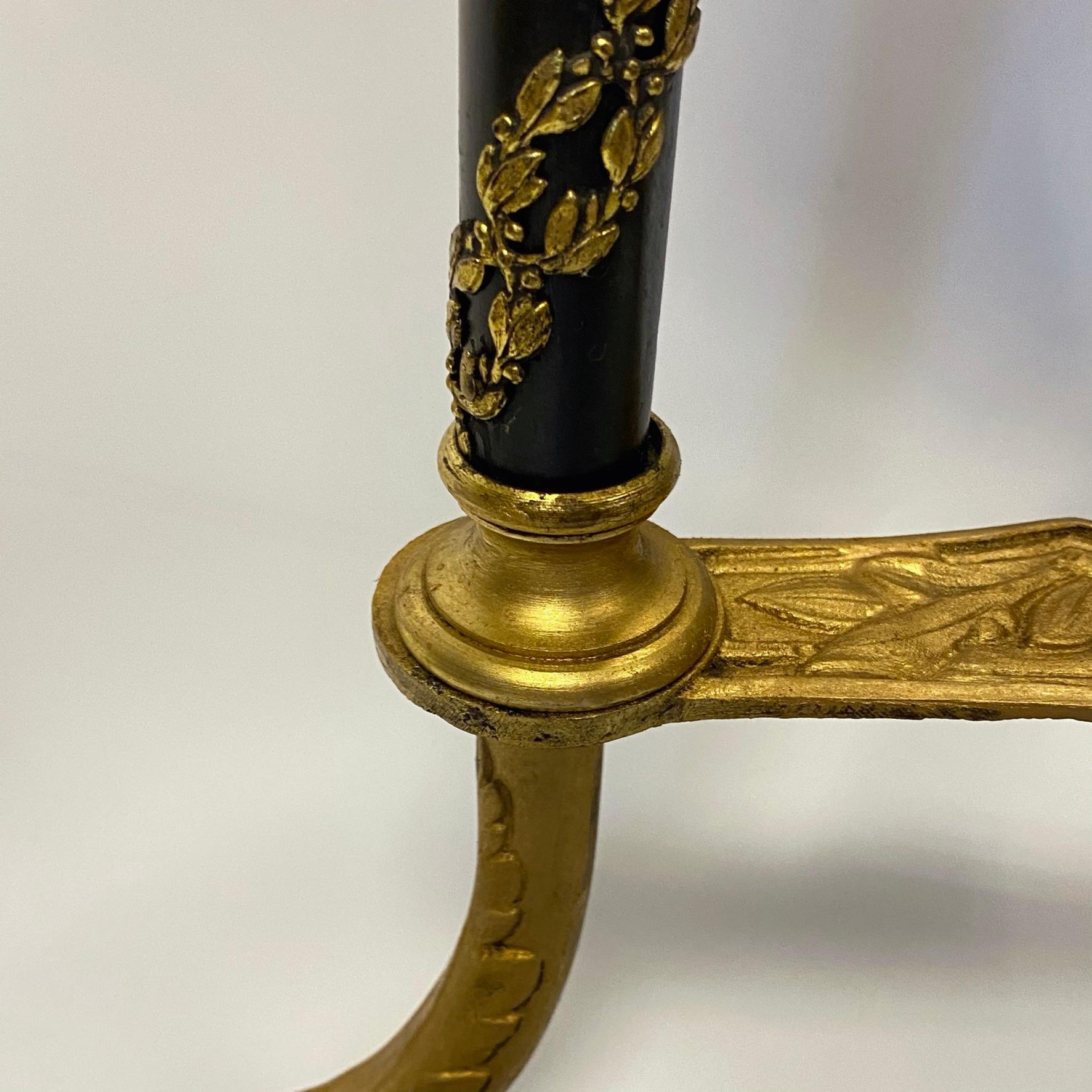 Beistelltisch aus vergoldeter Bronze und Marmor im Louis-XVI-Stil im Angebot 8