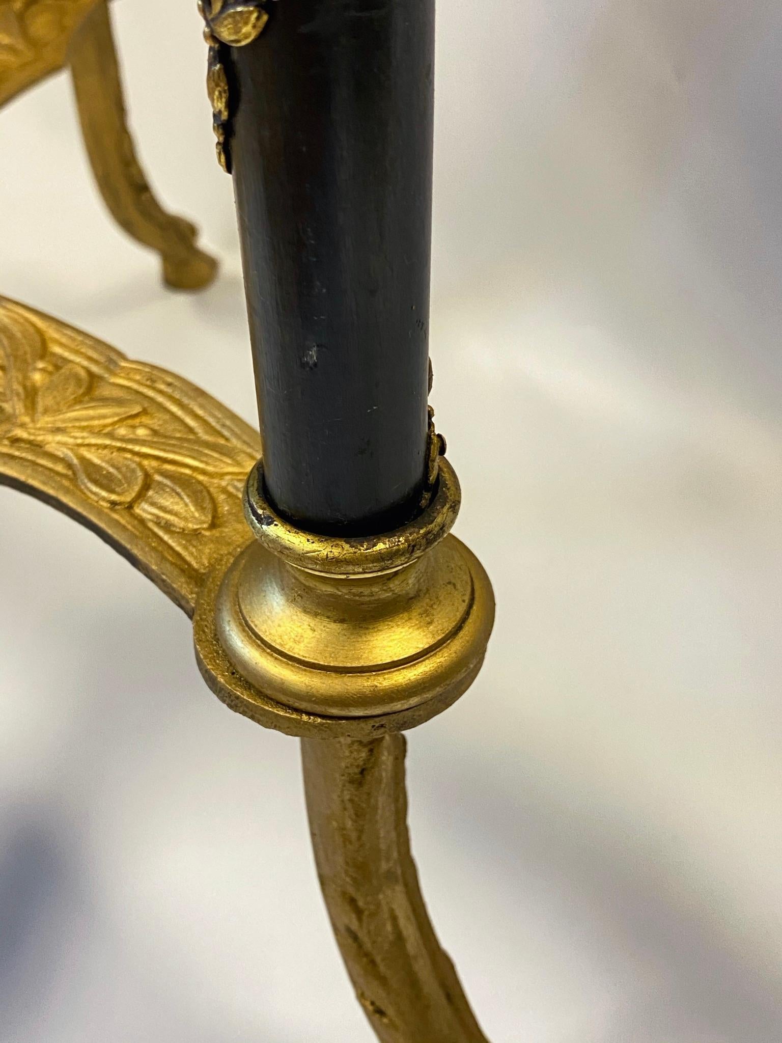 Beistelltisch aus vergoldeter Bronze und Marmor im Louis-XVI-Stil im Angebot 9