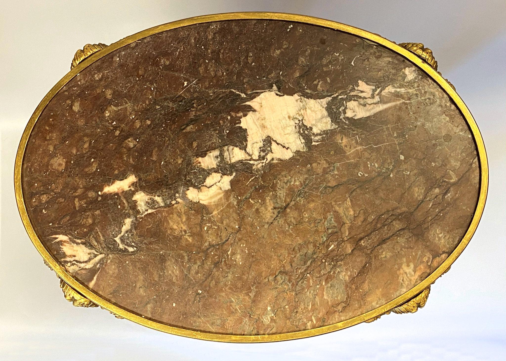 Beistelltisch aus vergoldeter Bronze und Marmor im Louis-XVI-Stil im Angebot 10