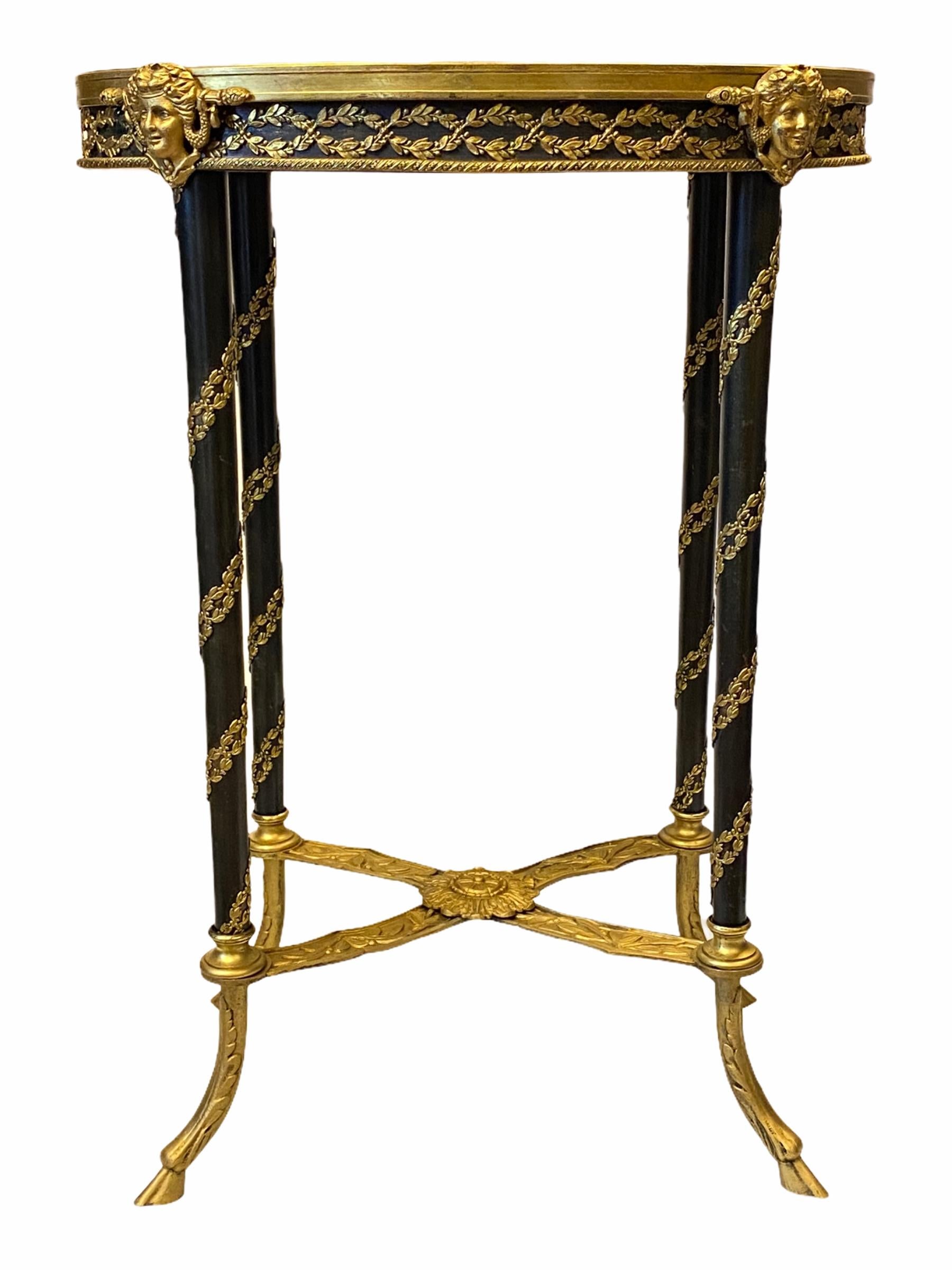 Beistelltisch aus vergoldeter Bronze und Marmor im Louis-XVI-Stil (Geschnitzt) im Angebot