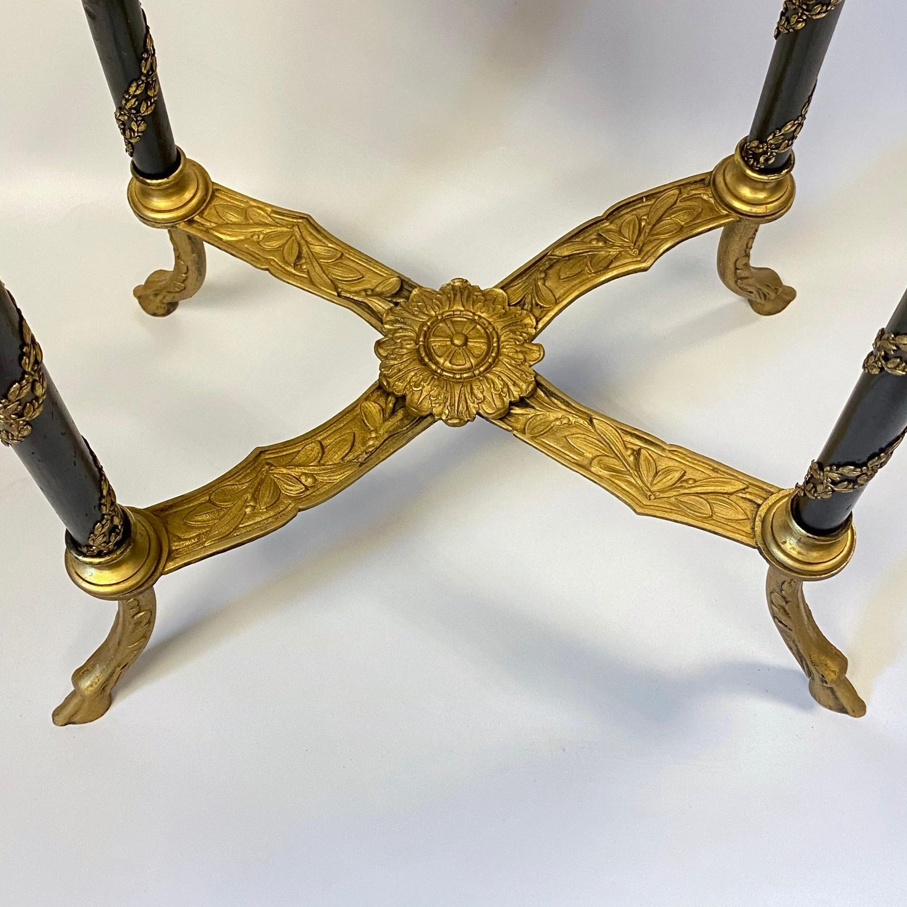 Beistelltisch aus vergoldeter Bronze und Marmor im Louis-XVI-Stil im Angebot 1
