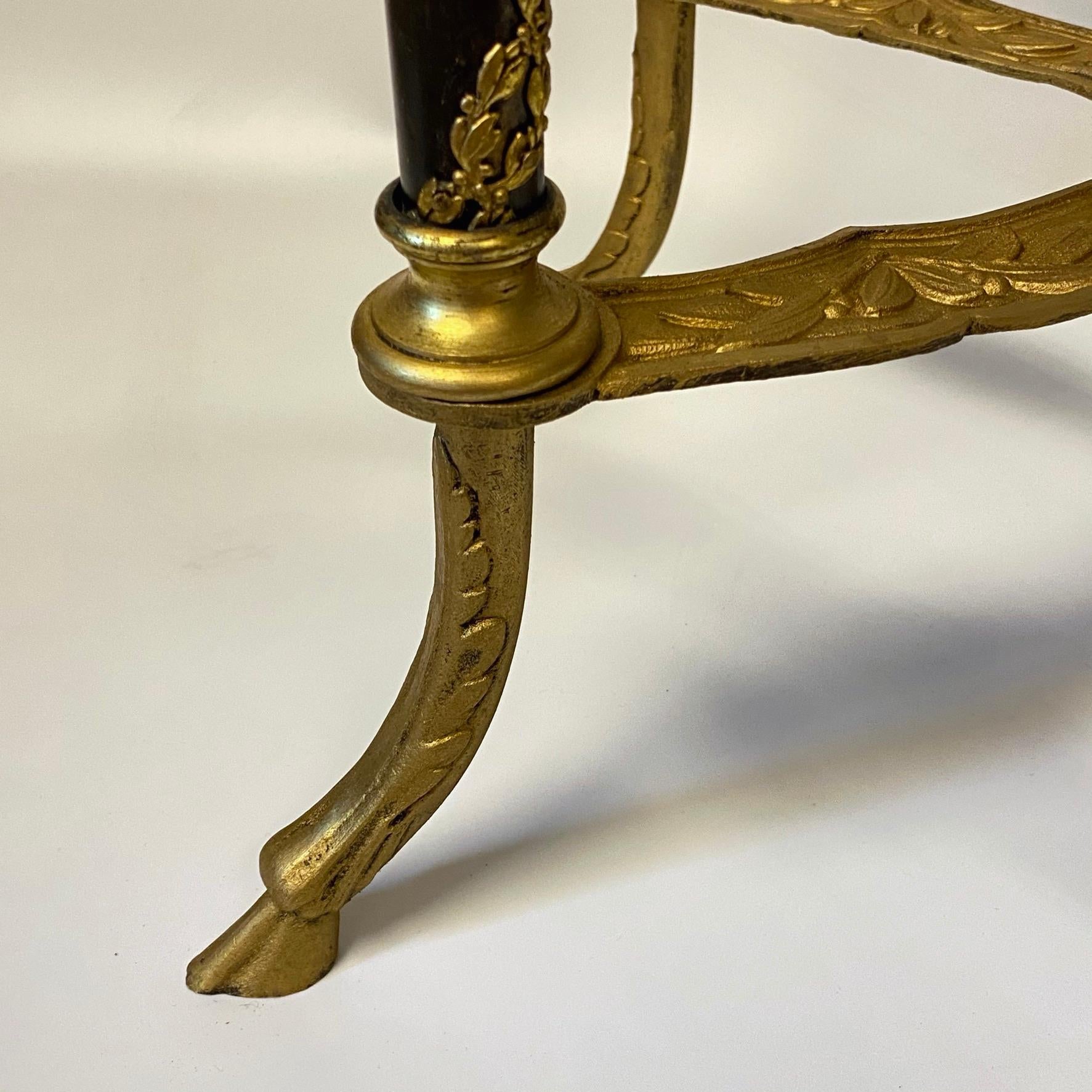 Beistelltisch aus vergoldeter Bronze und Marmor im Louis-XVI-Stil im Angebot 2
