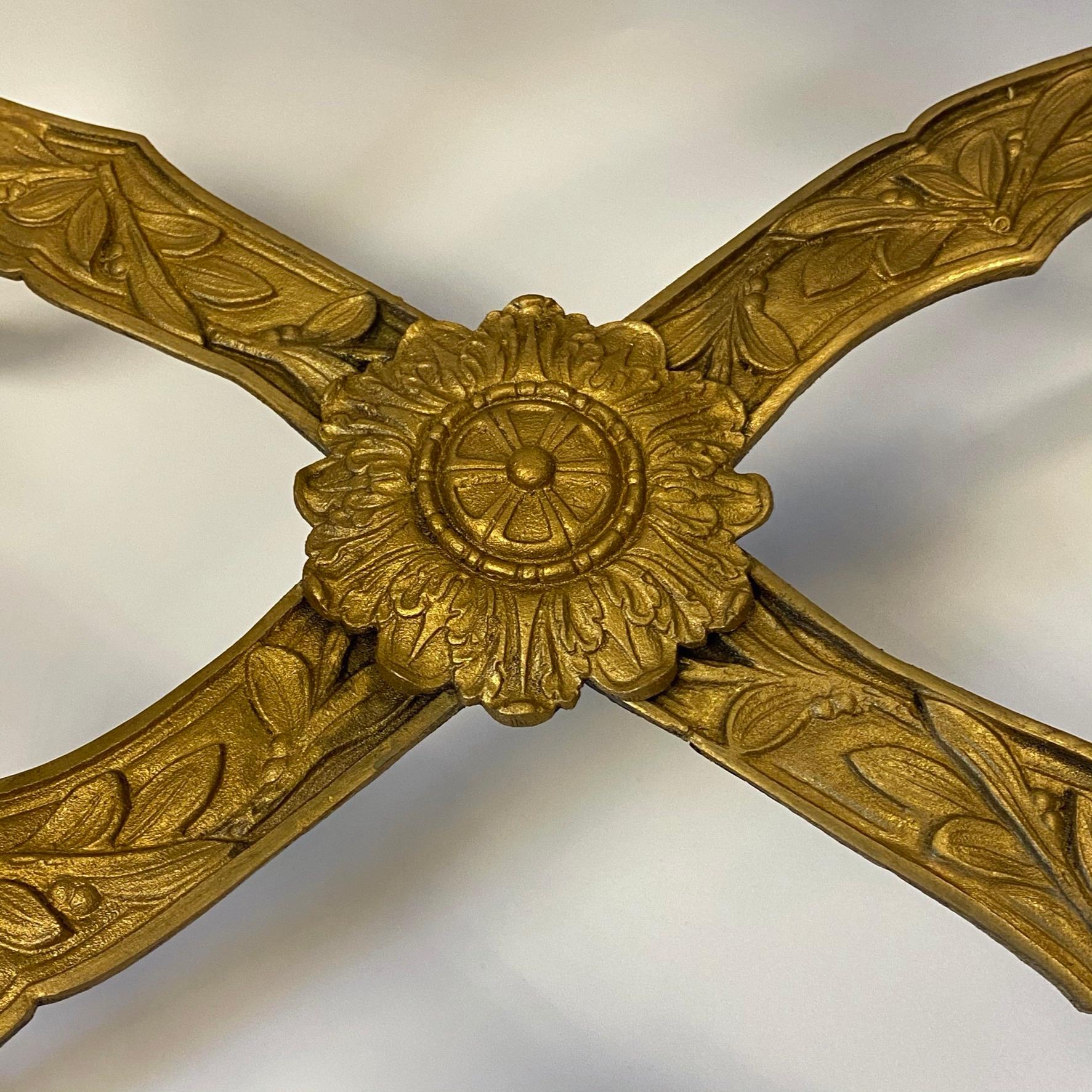 Beistelltisch aus vergoldeter Bronze und Marmor im Louis-XVI-Stil im Angebot 3