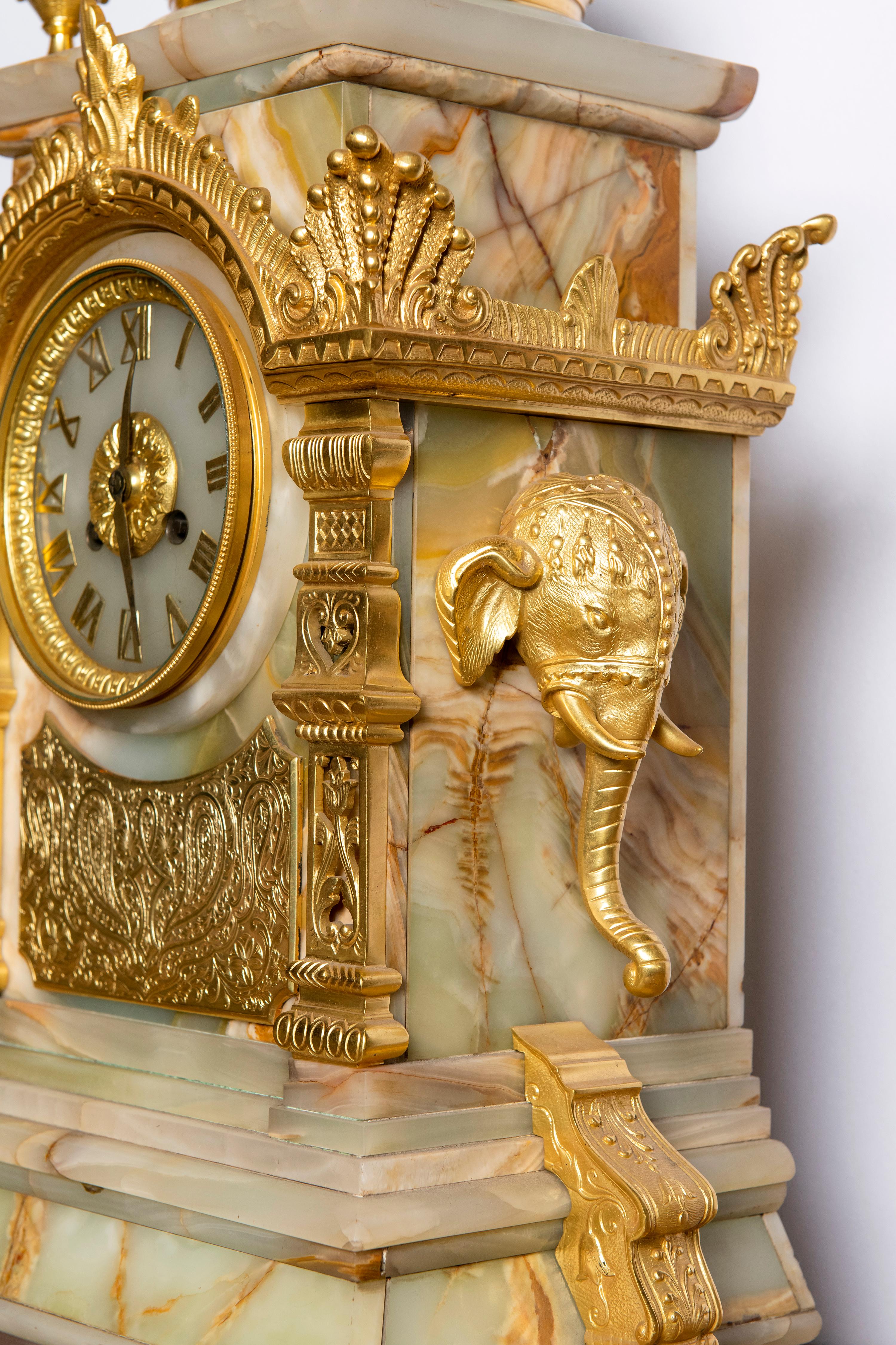 Bronze doré et garniture en onyx. Style orientaliste, France, vers 1890.
Dimensions de l'horloge : 60 cm de hauteur, 20 cm de profondeur, 37 cm de largeur.

 