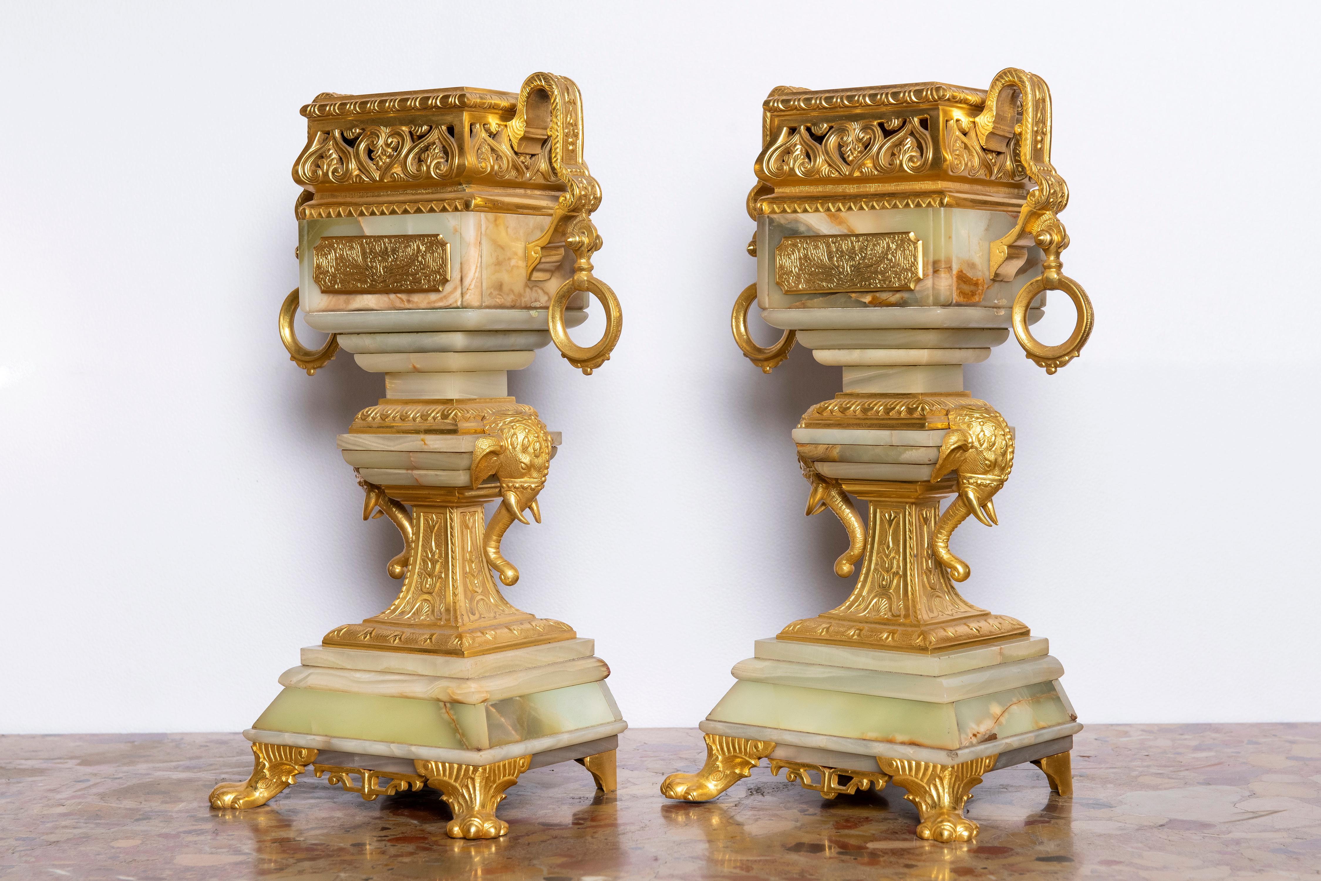 Vergoldete Bronze und Onyx-Garnitur:: orientalischer Stil:: Frankreich:: um 1890 (Französisch)