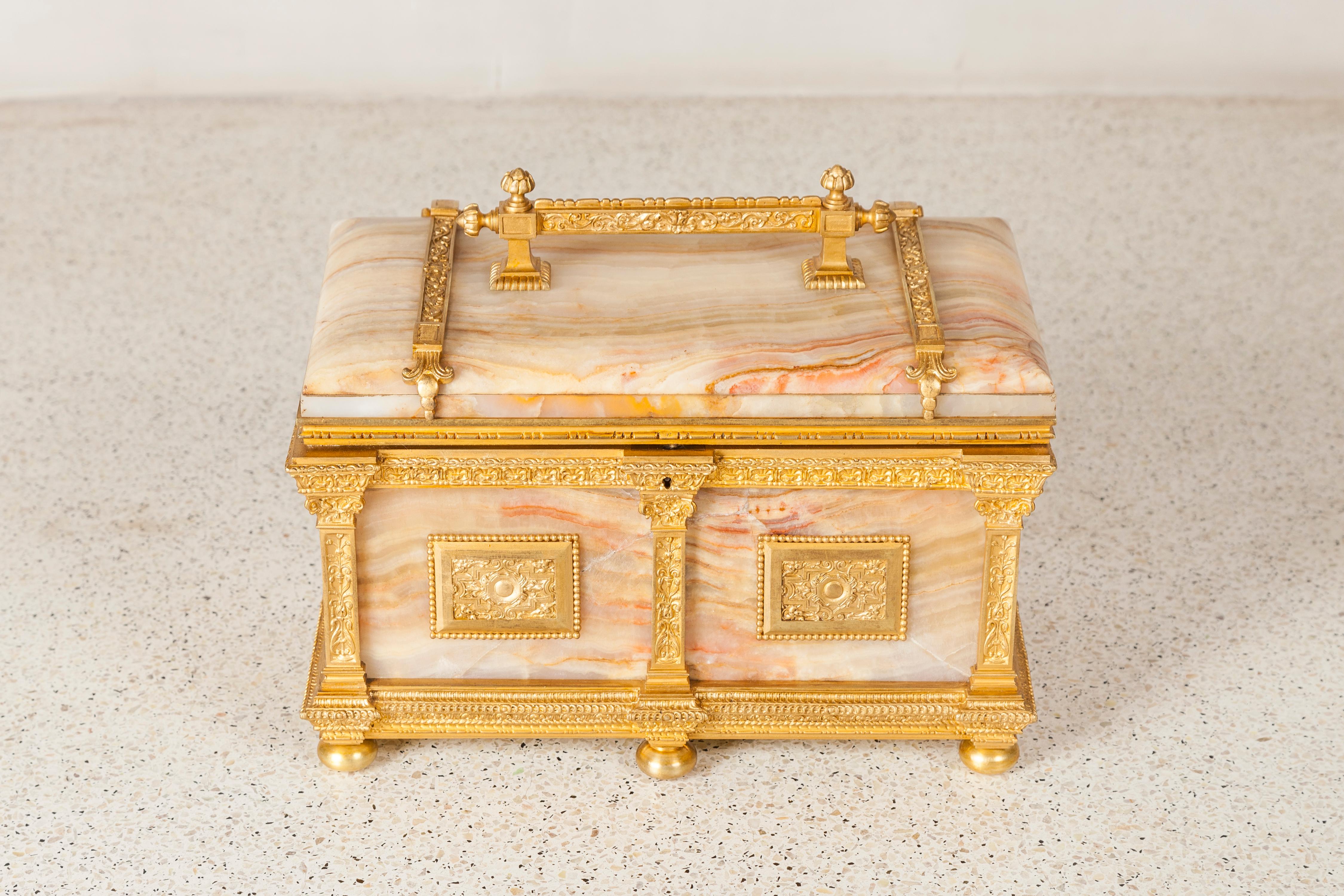 Boîte à bijoux en bronze doré et onyx. France, fin du XIXe siècle.
Il contient de la soie à l'intérieur.