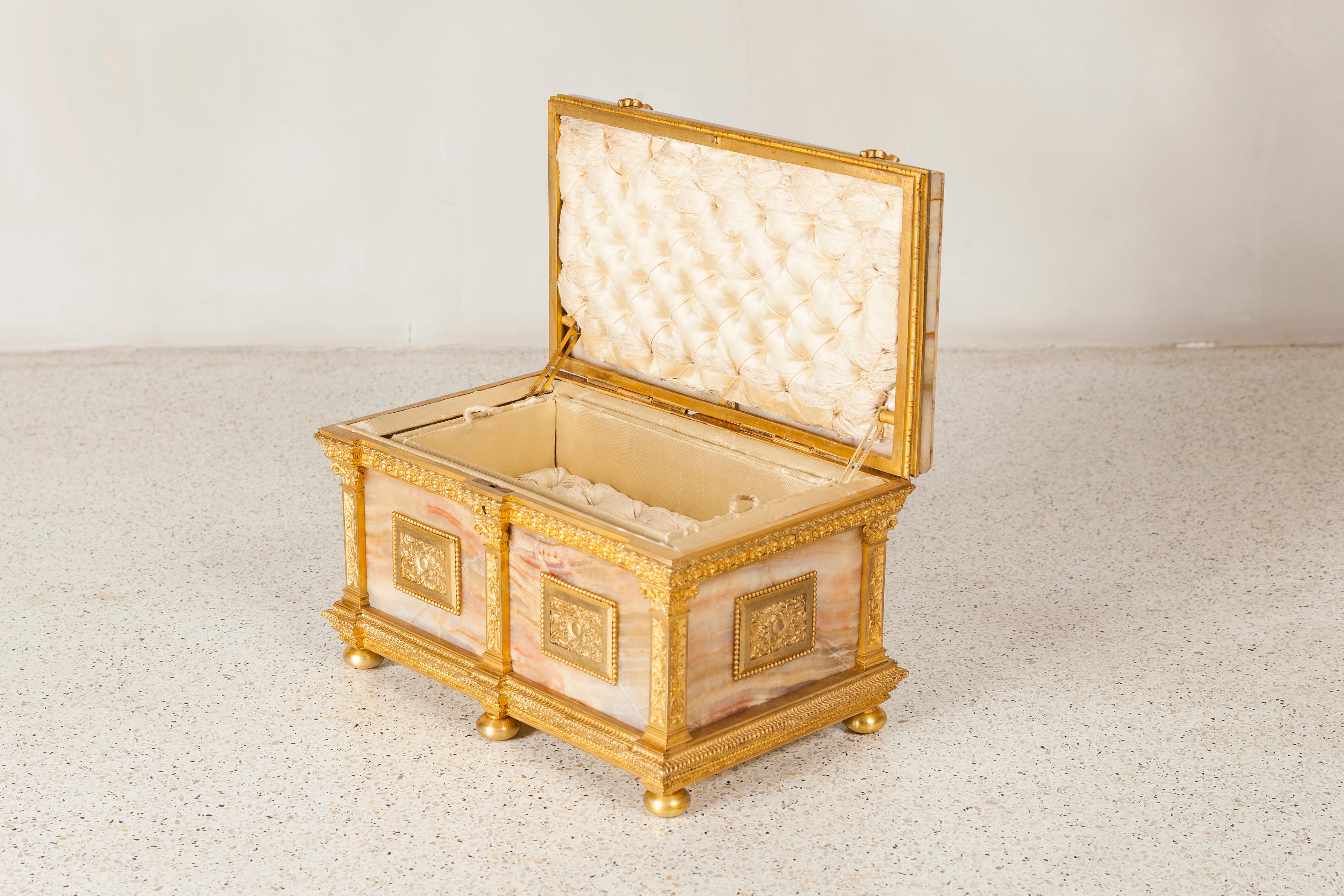 Néoclassique Boîte à bijoux en bronze doré et onyx, France, fin du XIXe siècle en vente