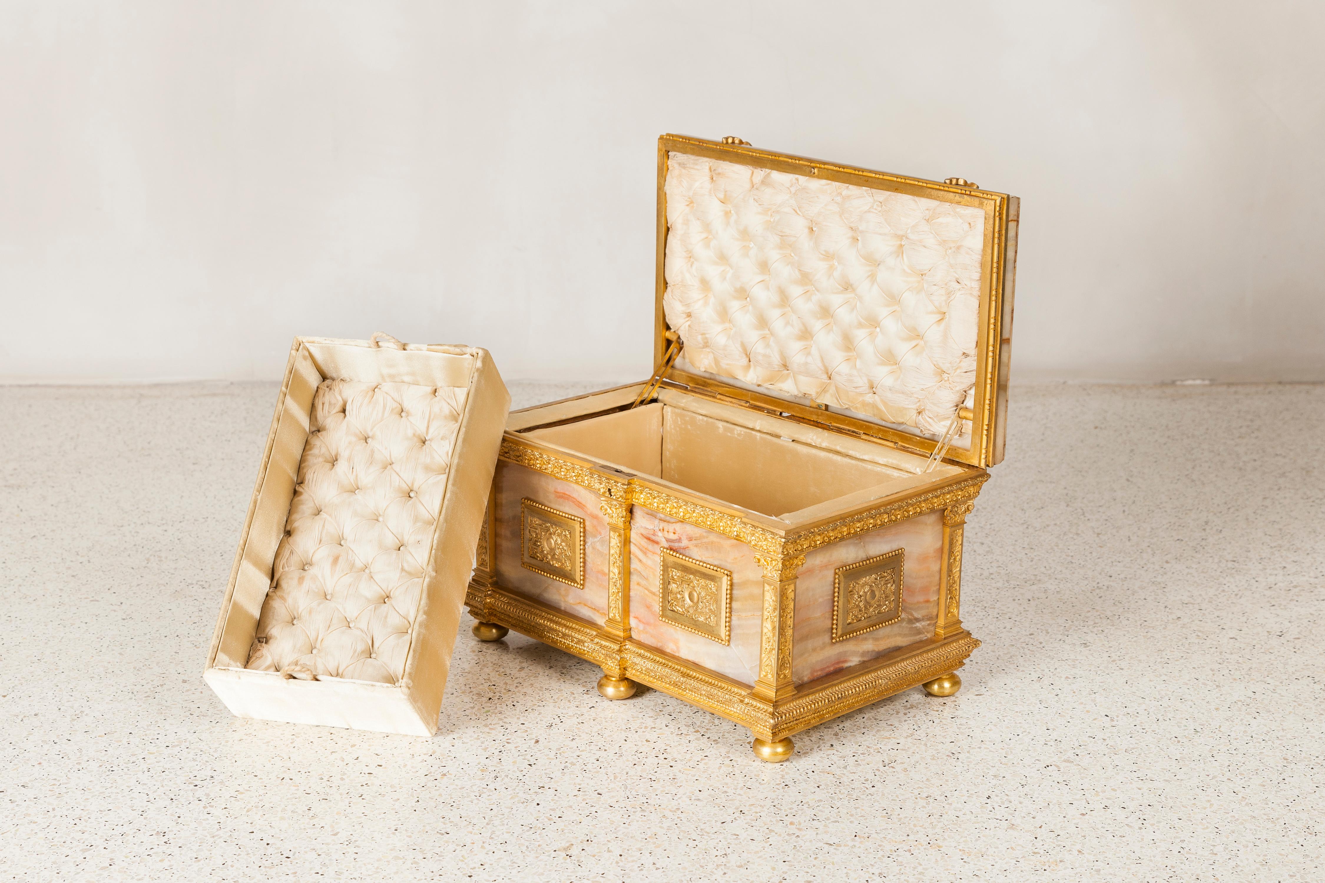 Doré Boîte à bijoux en bronze doré et onyx, France, fin du XIXe siècle en vente