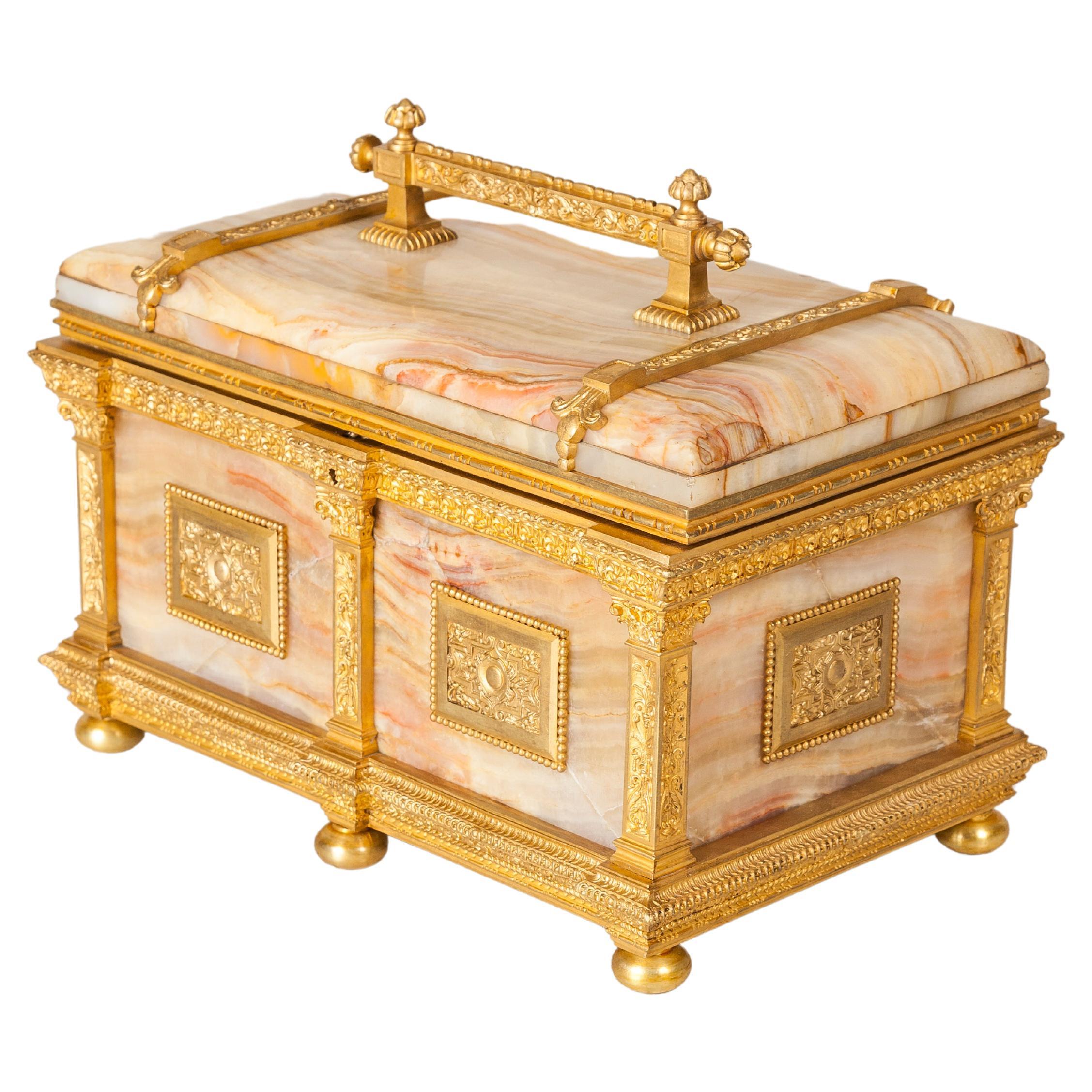 Boîte à bijoux en bronze doré et onyx, France, fin du XIXe siècle en vente