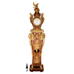Horloge sur pied en bronze doré et parqueterie de style Régence de Kahn