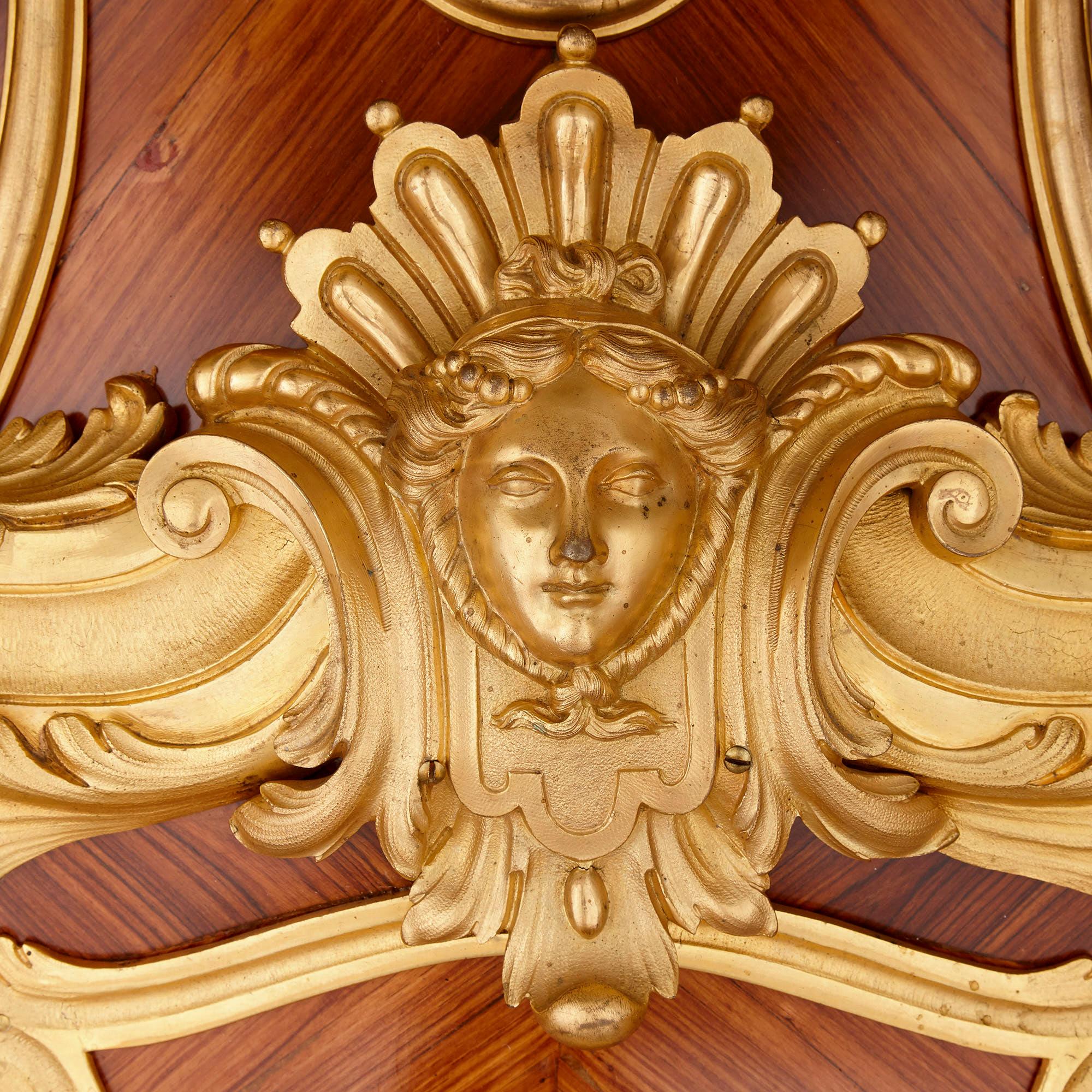 Standuhr aus vergoldeter Bronze und Parkett von Kahn im Régence-Stil (Vergoldet) im Angebot
