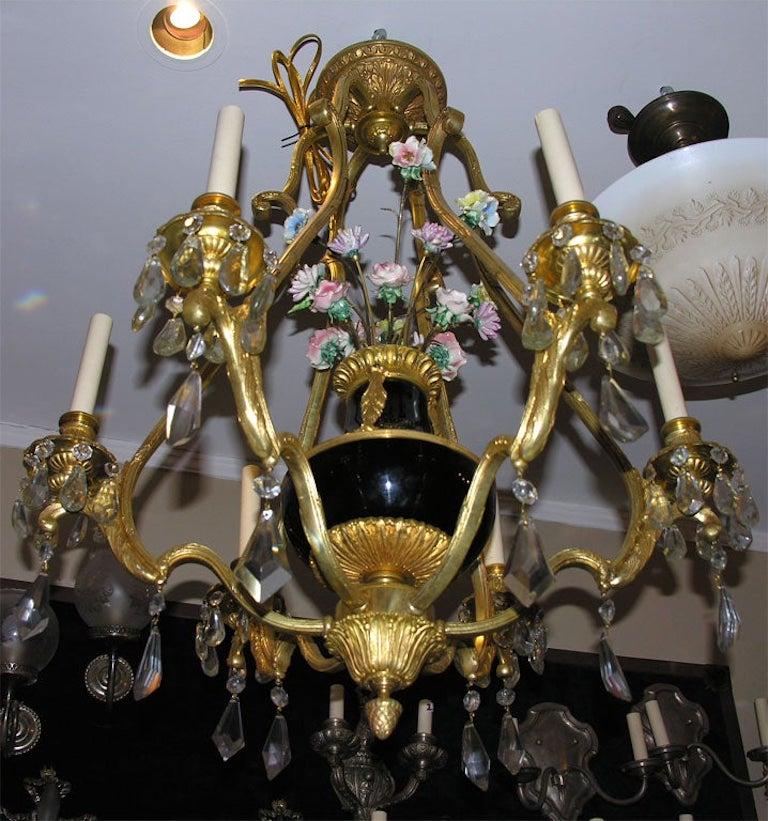 Kronleuchter aus vergoldeter Bronze und Porzellan (20. Jahrhundert) im Angebot