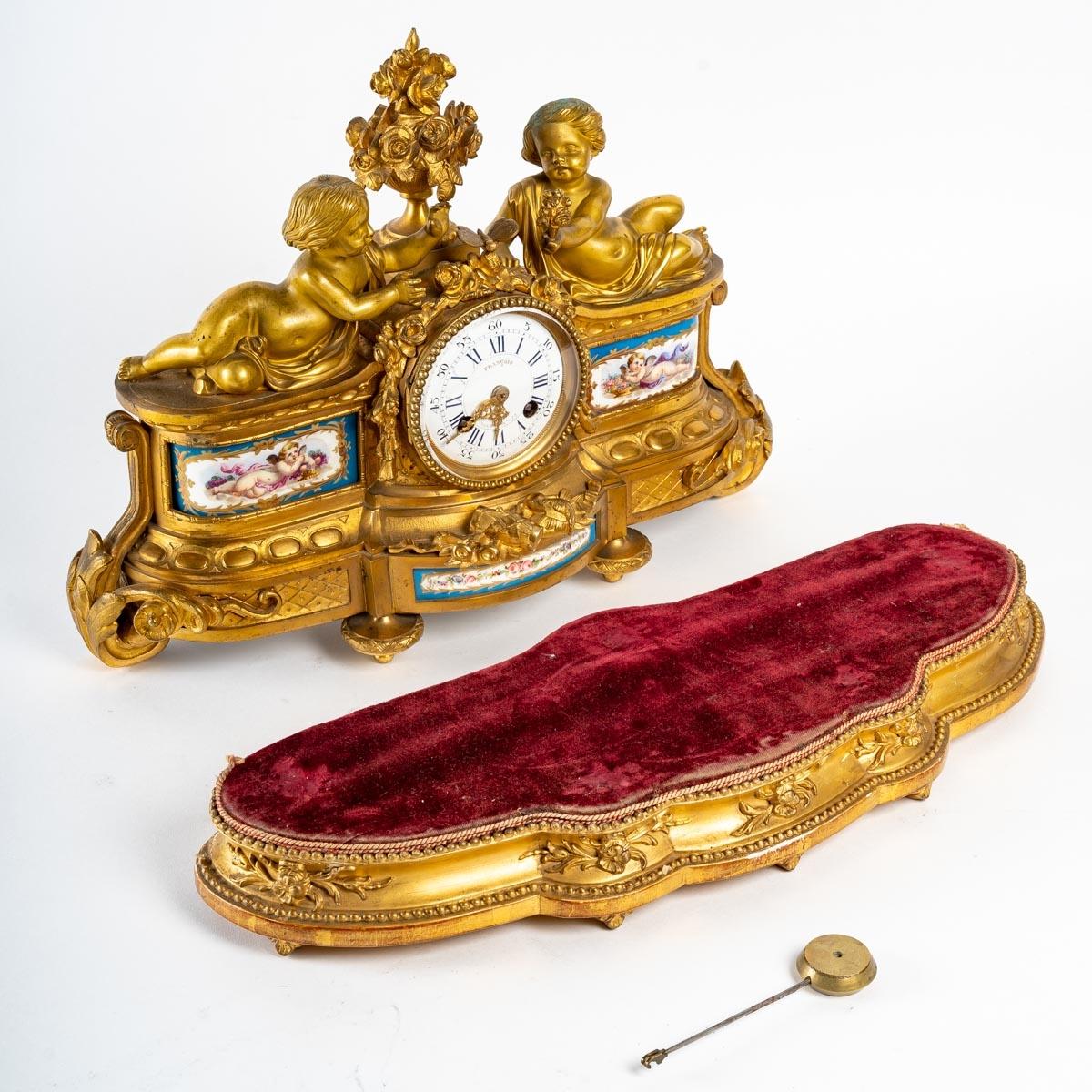 Gilt bronze and porcelain clock, 19th century 3