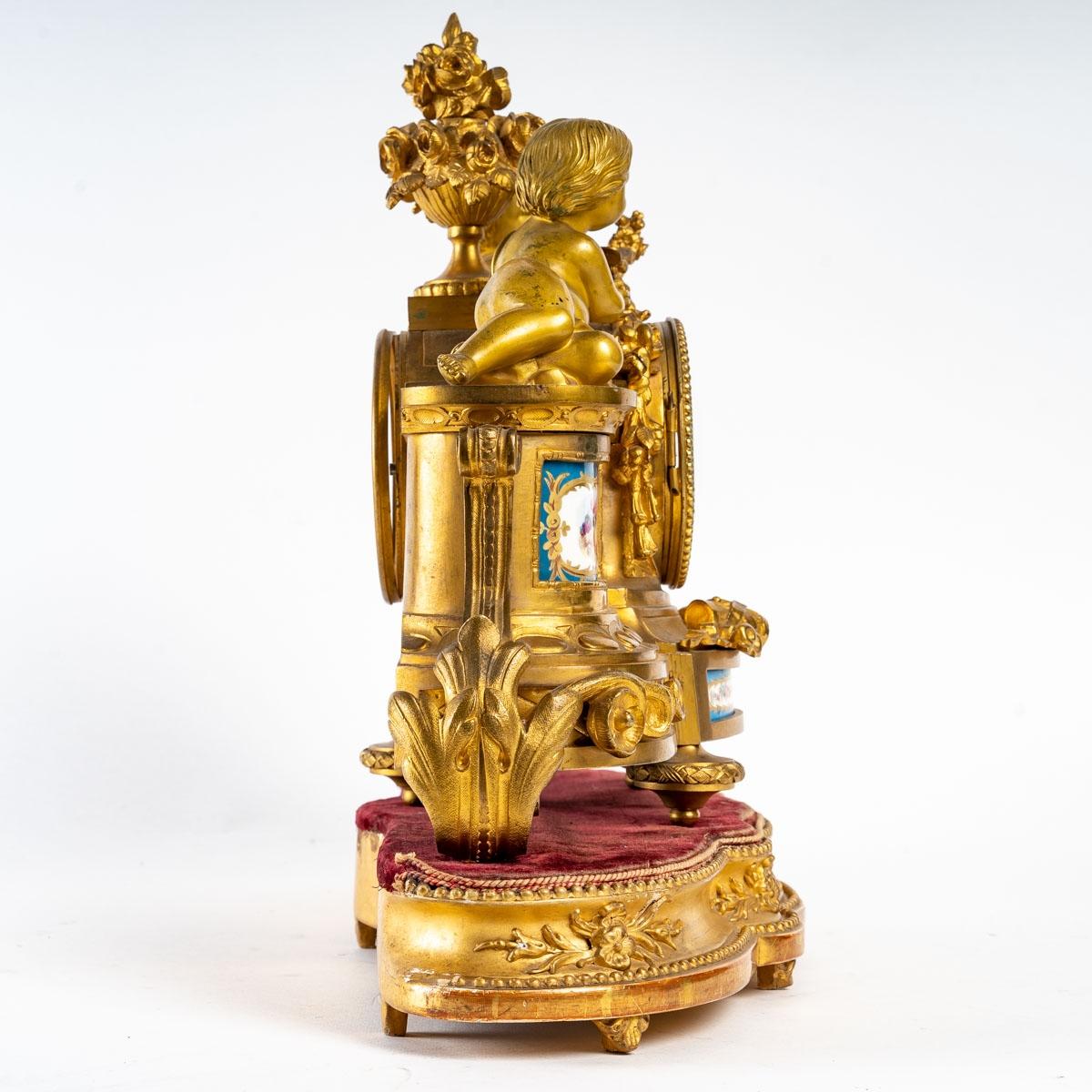 Gilt bronze and porcelain clock, 19th century In Good Condition In Saint-Ouen, FR