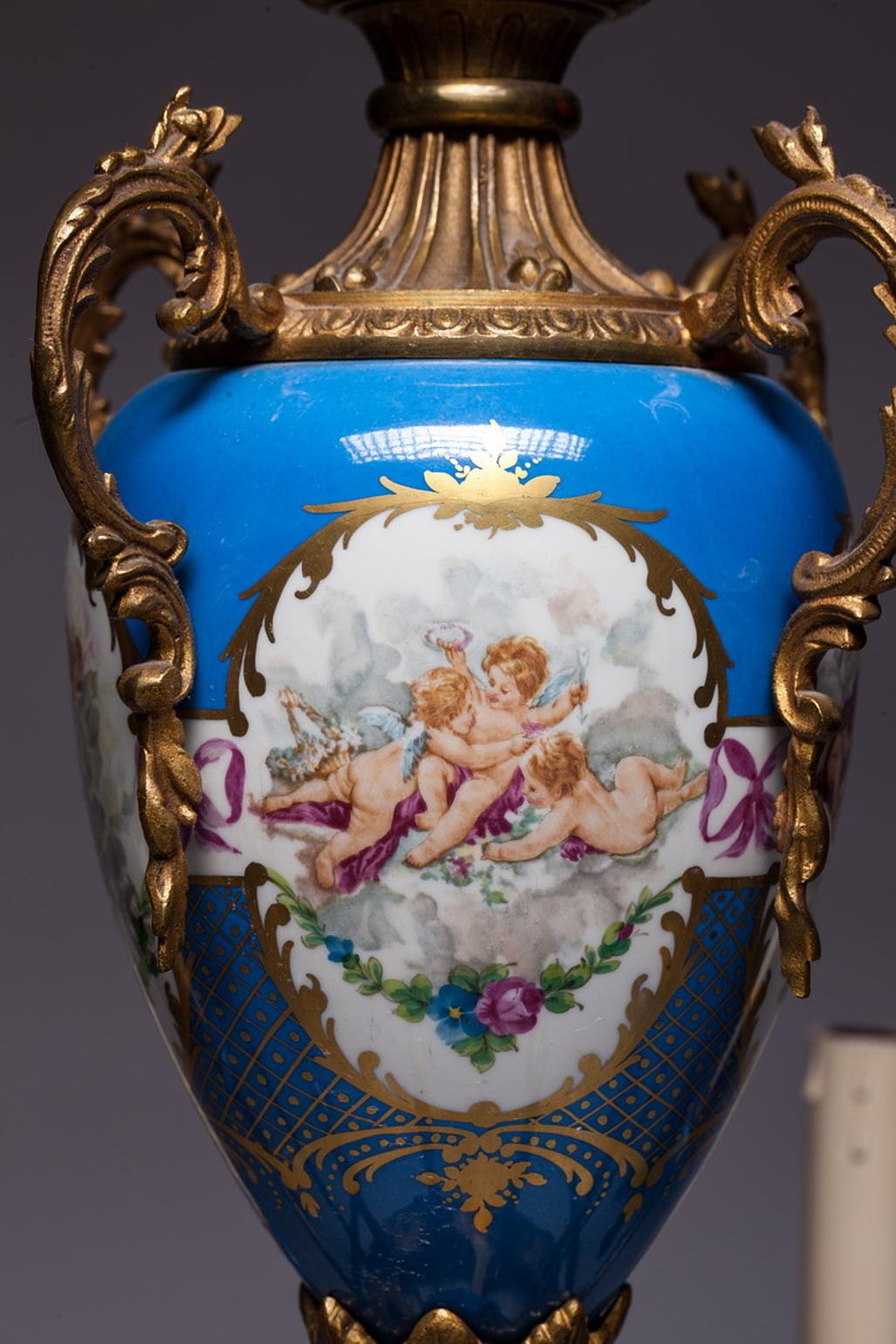 Gilt Bronze and Sèvres Style Porcelain Celeste Blue 8-Light Chandelier (Vergoldet) im Angebot