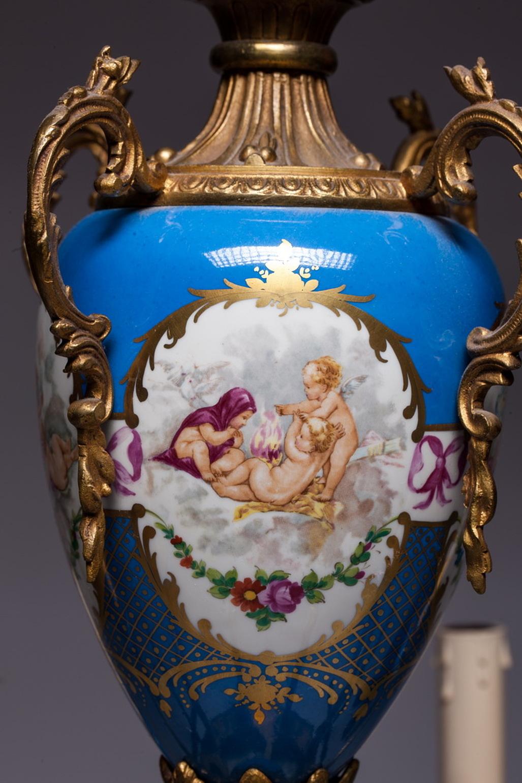 Gilt Bronze and Sèvres Style Porcelain Celeste Blue 8-Light Chandelier im Zustand „Gut“ im Angebot in Vilnius, LT