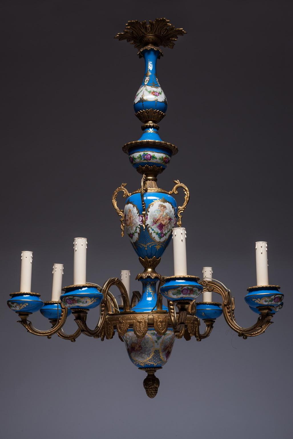 Gilt Bronze and Sèvres Style Porcelain Celeste Blue 8-Light Chandelier (20. Jahrhundert) im Angebot