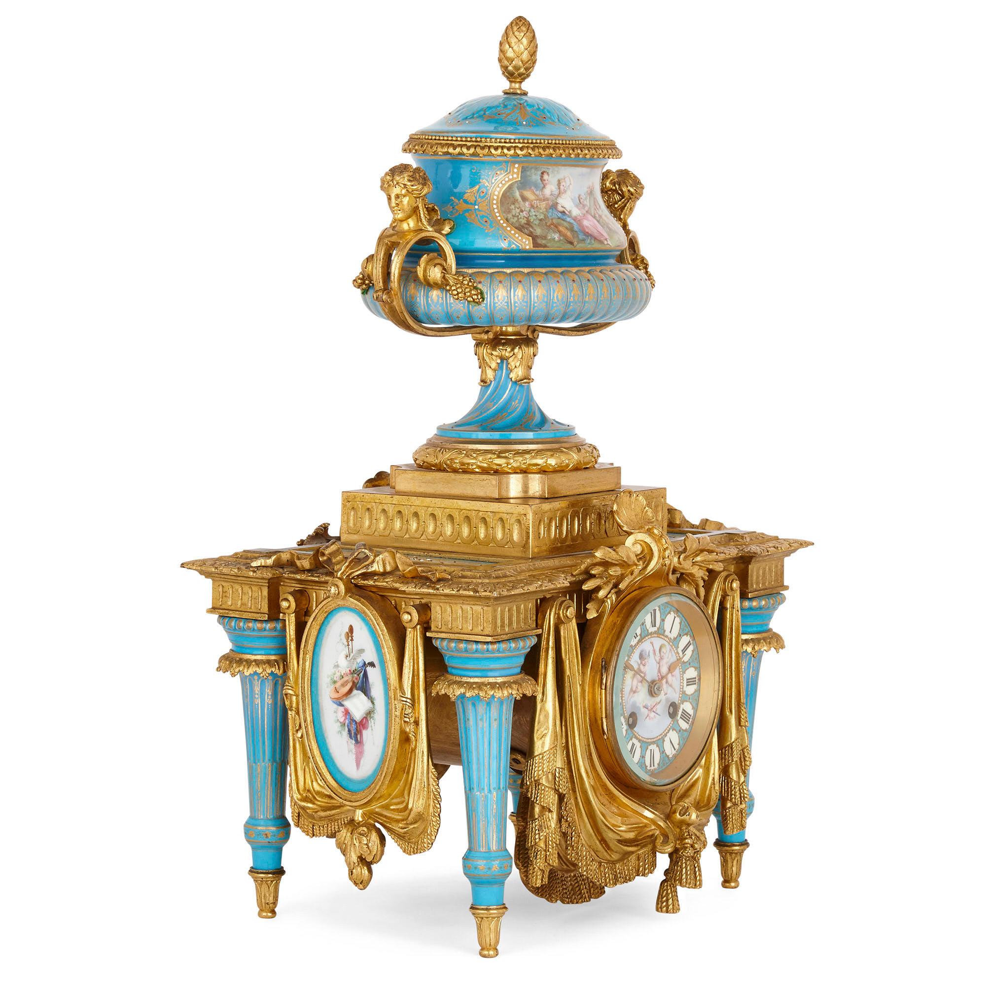 Vergoldete Bronze und Sèvres-Stil Porzellan Uhr Garnitur
Französisch, 19. Jahrhundert
Maße: Höhe der Uhr 46cm, Breite 29cm, Tiefe 24cm
Kandelaber Höhe 59cm, Breite 22cm, Tiefe 16cm

Dieses außergewöhnliche Uhrenset ist ein bemerkenswertes