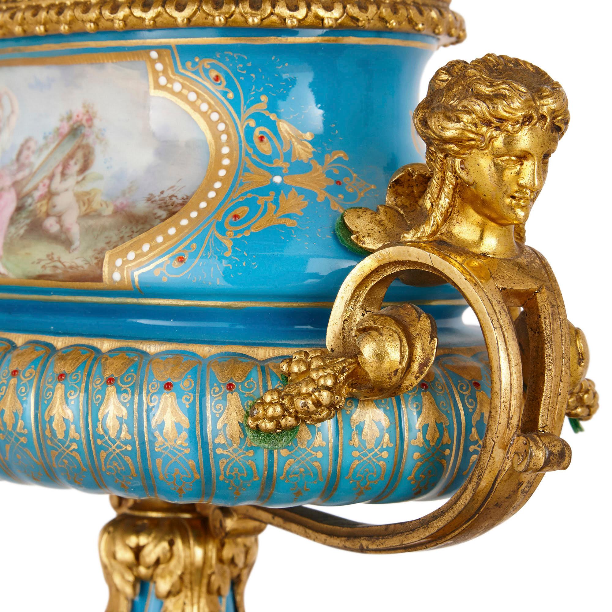 Vergoldete Bronze und Sèvres Stil Porzellan Uhr Garnitur im Zustand „Gut“ im Angebot in London, GB
