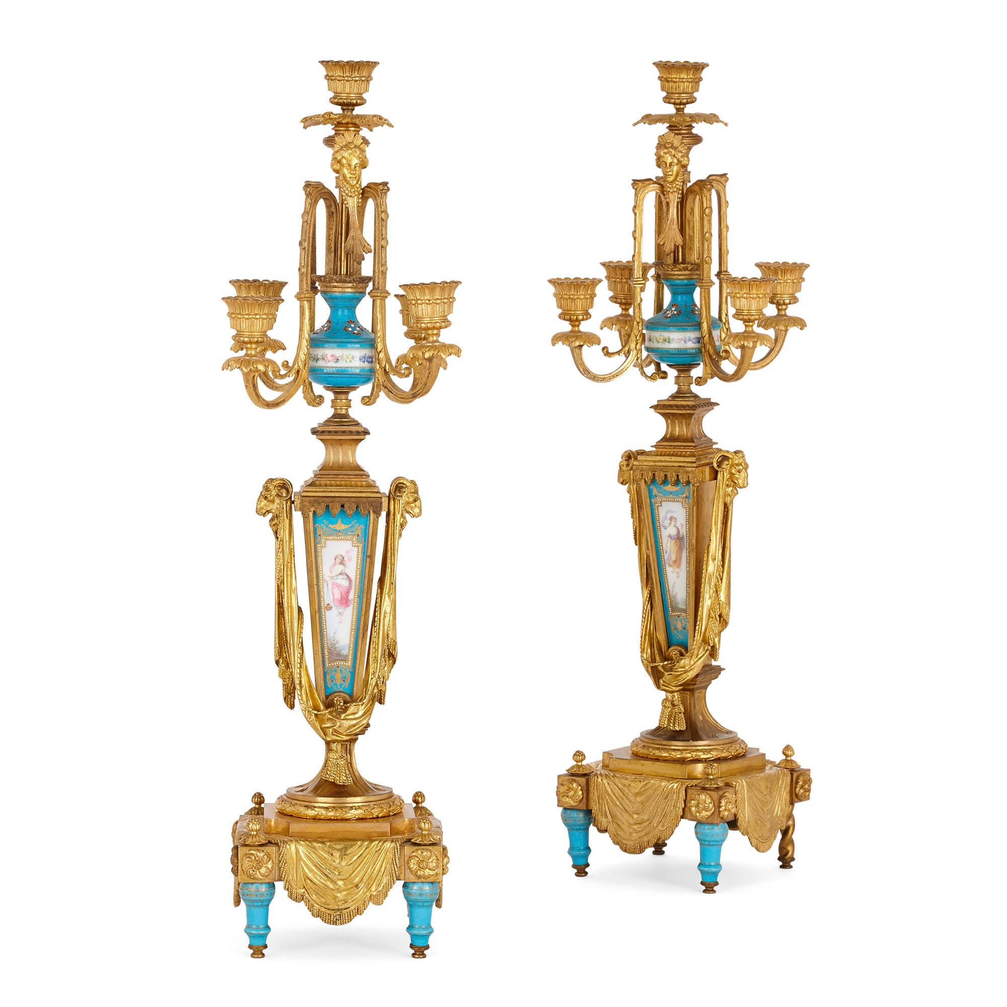 Vergoldete Bronze und Sèvres Stil Porzellan Uhr Garnitur im Angebot 1