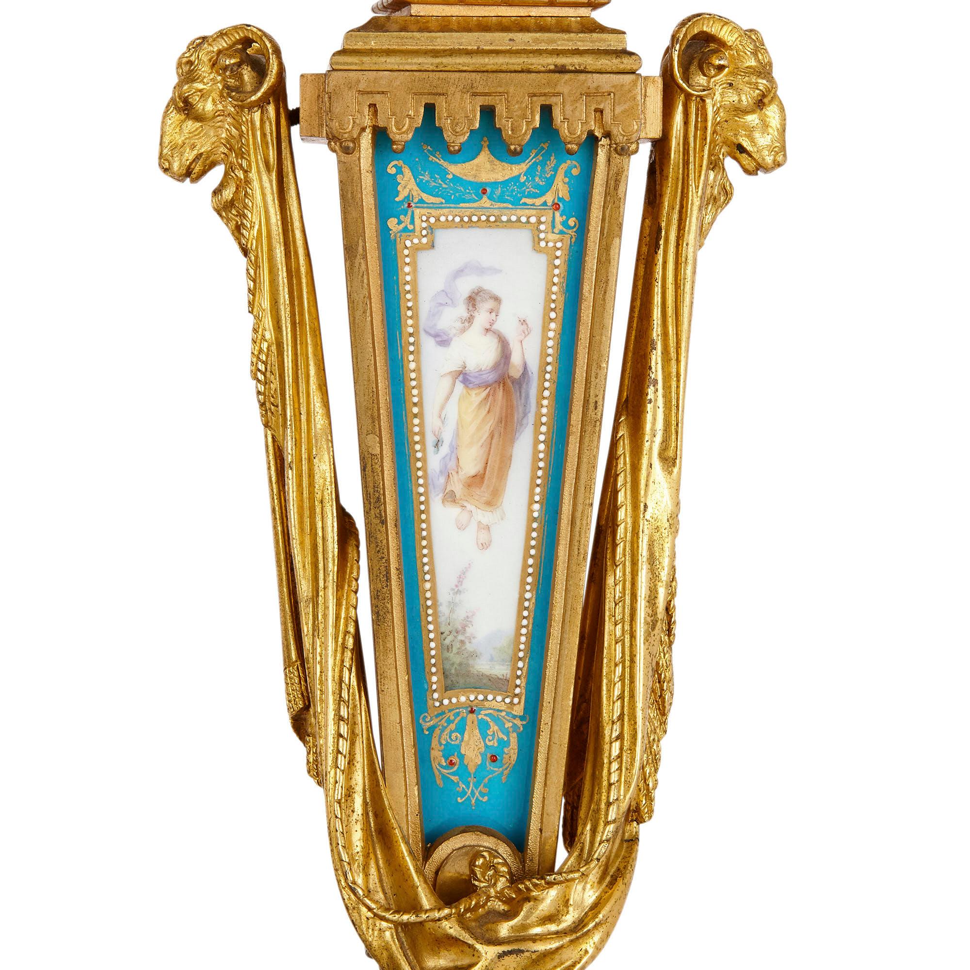 Vergoldete Bronze und Sèvres Stil Porzellan Uhr Garnitur im Angebot 2