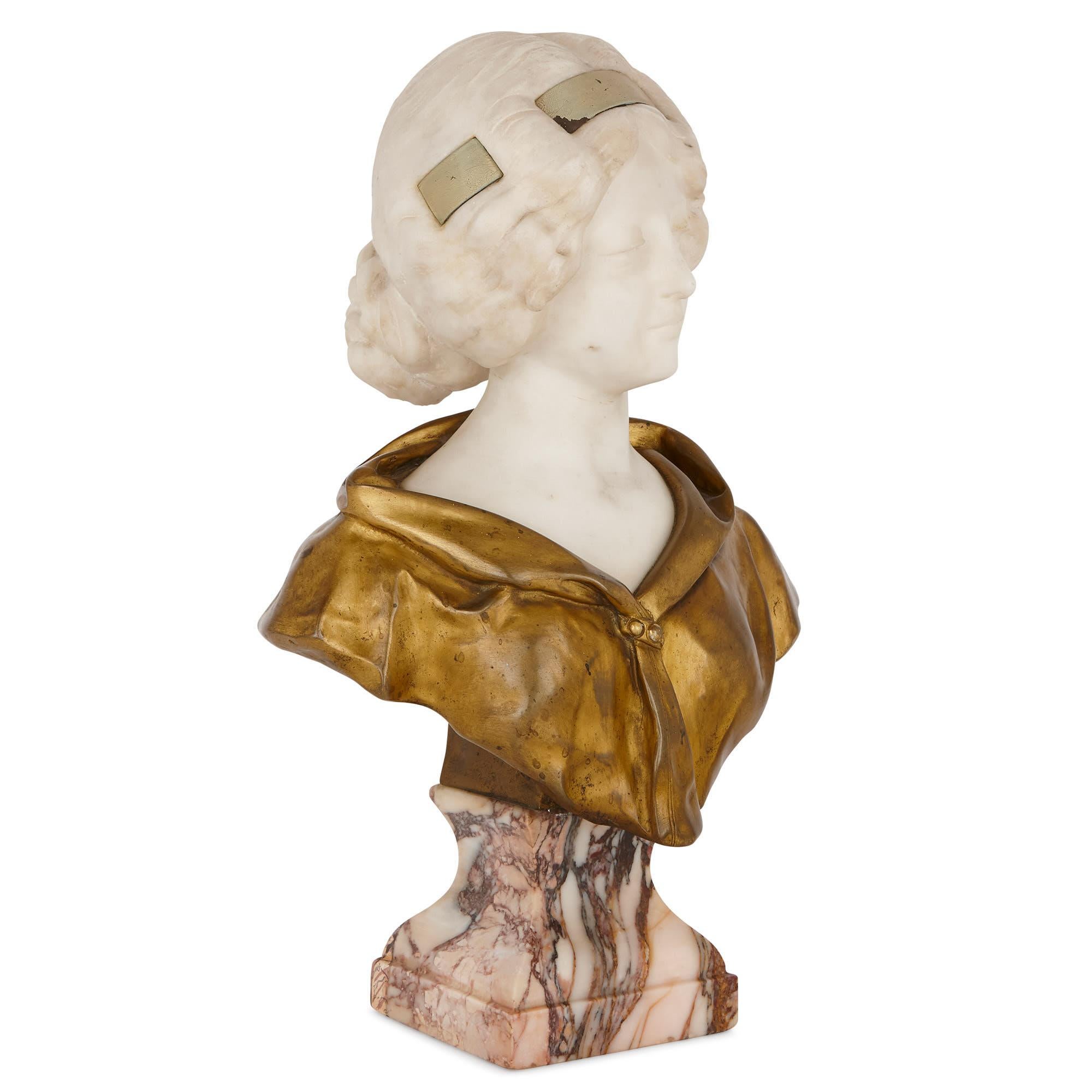 Cette charmante sculpture d'une jeune femme est l'œuvre du sculpteur italien accompli Affortunato Gori (1895-1925). Gori est surtout connu pour ses sculptures de femmes et d'enfants, souvent réalisées dans une combinaison de marbre, de bronze doré