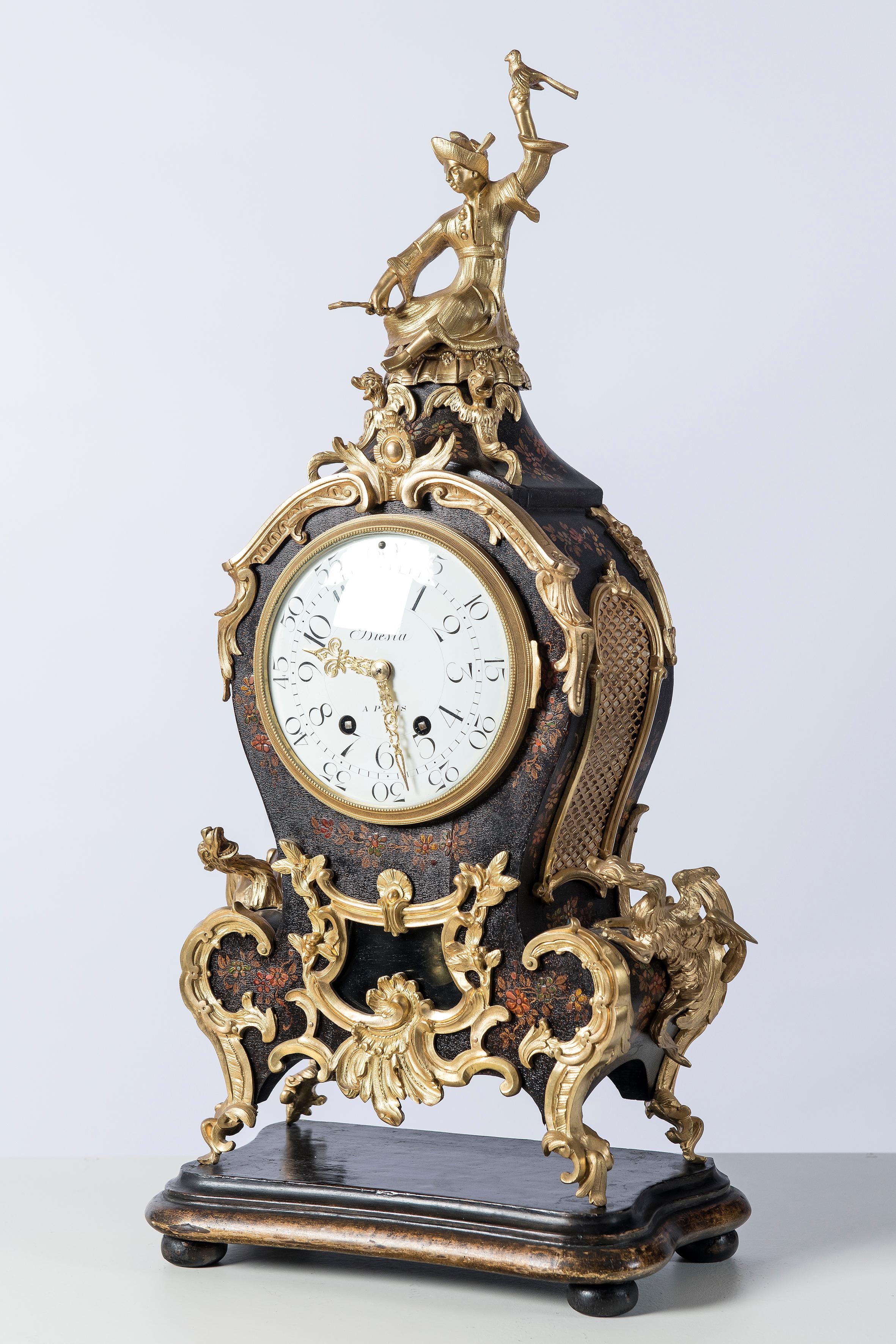 Horloge de table en bronze doré et bois. Pendule signée Biesta, Paris, vers 1890.