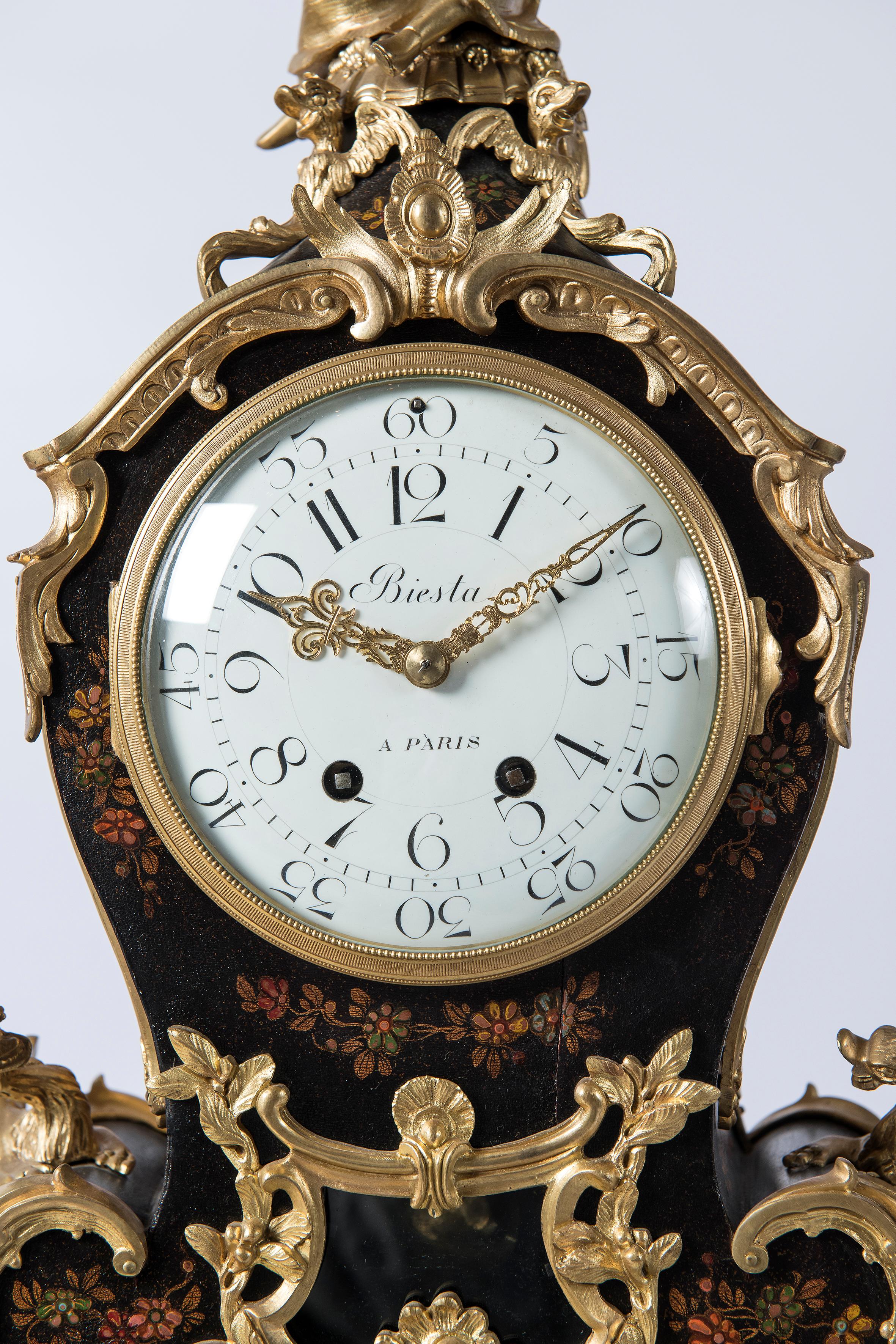 Doré Horloge de table en bronze doré et bois, horloge signée Biesta, Paris, vers 1890 en vente