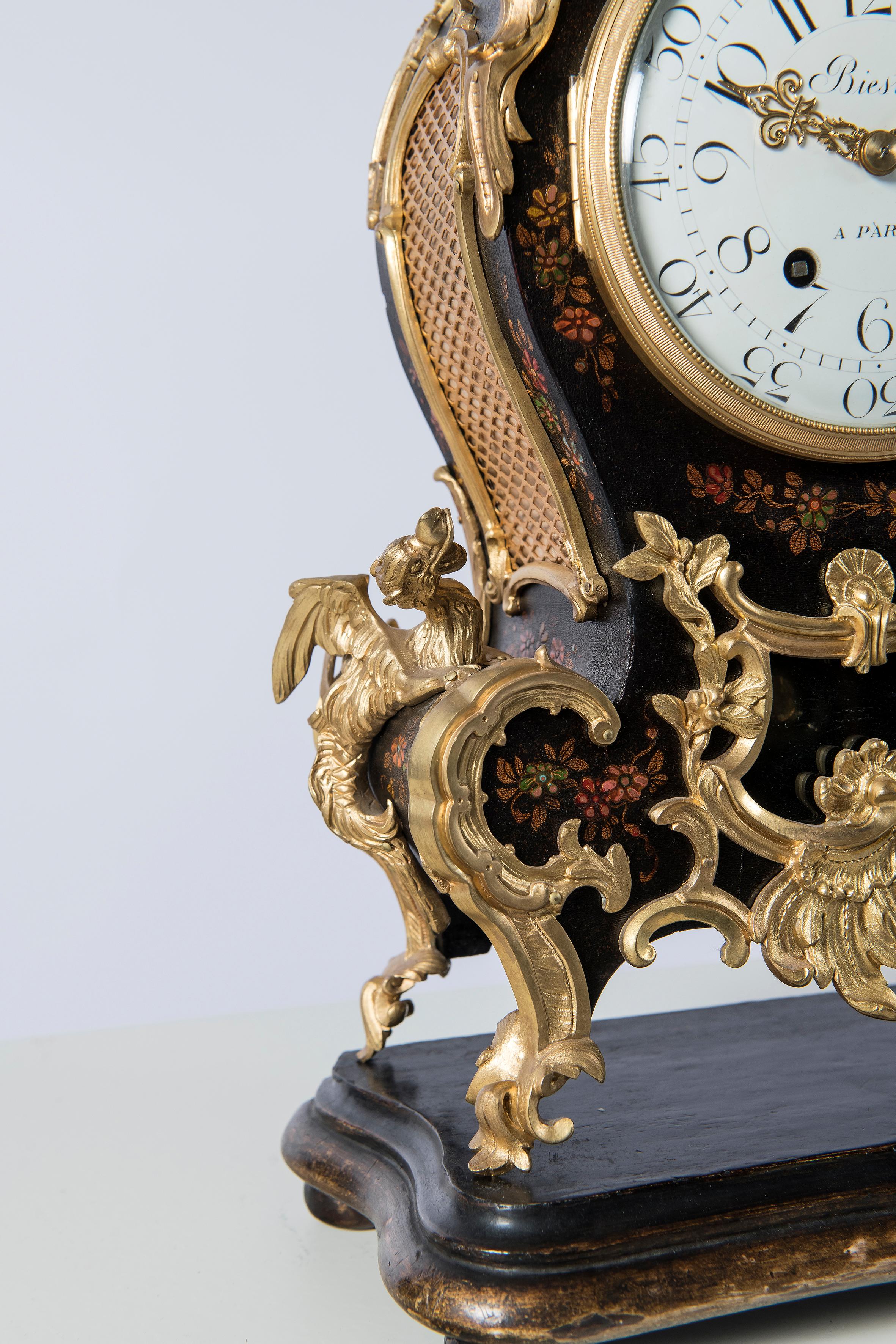 Fin du XIXe siècle Horloge de table en bronze doré et bois, horloge signée Biesta, Paris, vers 1890 en vente