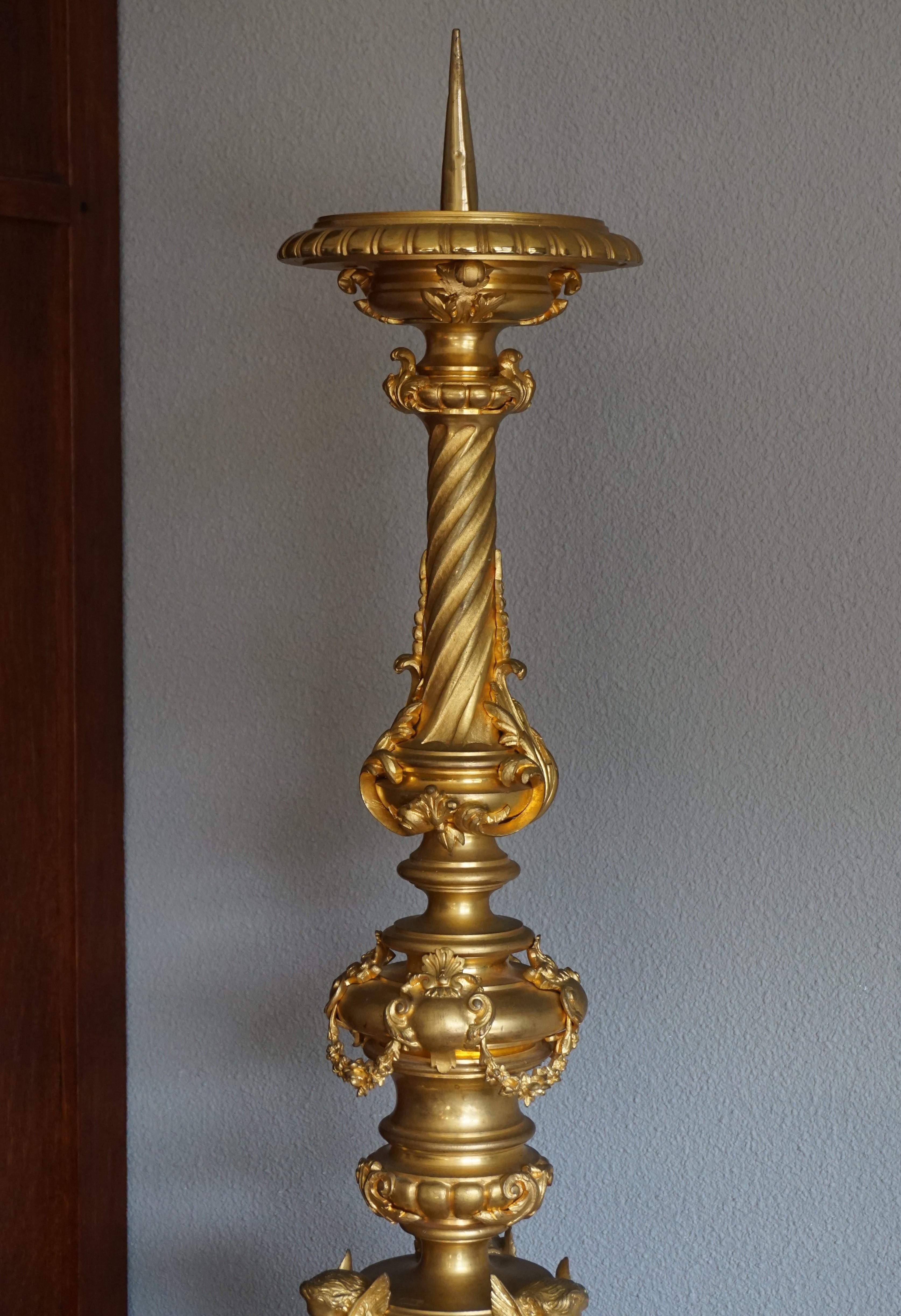 Bronze Chandelier d'autel ancien en bronze doré avec sculptures d'anges par Edmond Lesage en vente