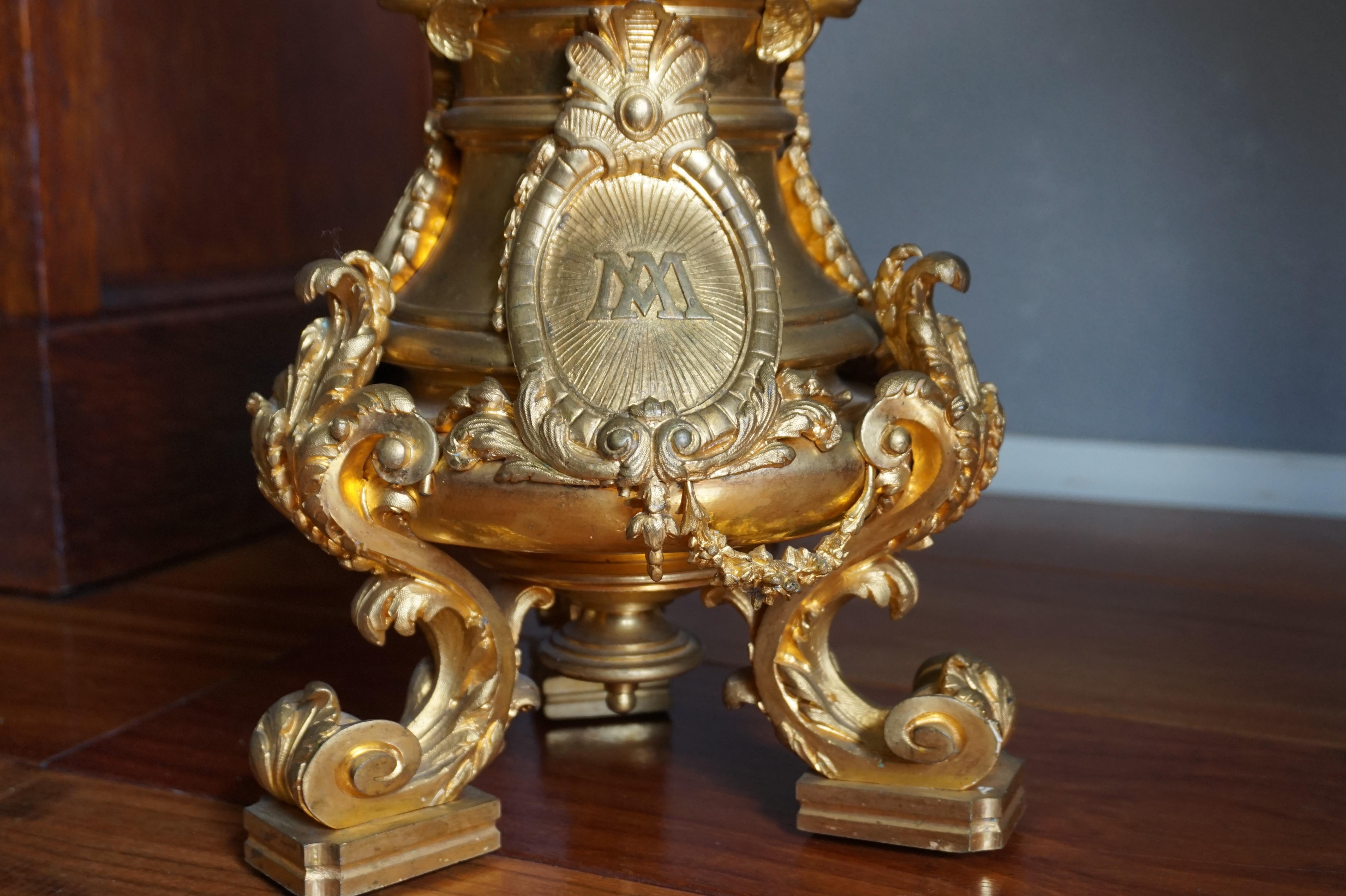 Français Chandelier d'autel ancien en bronze doré avec sculptures d'anges par Edmond Lesage
