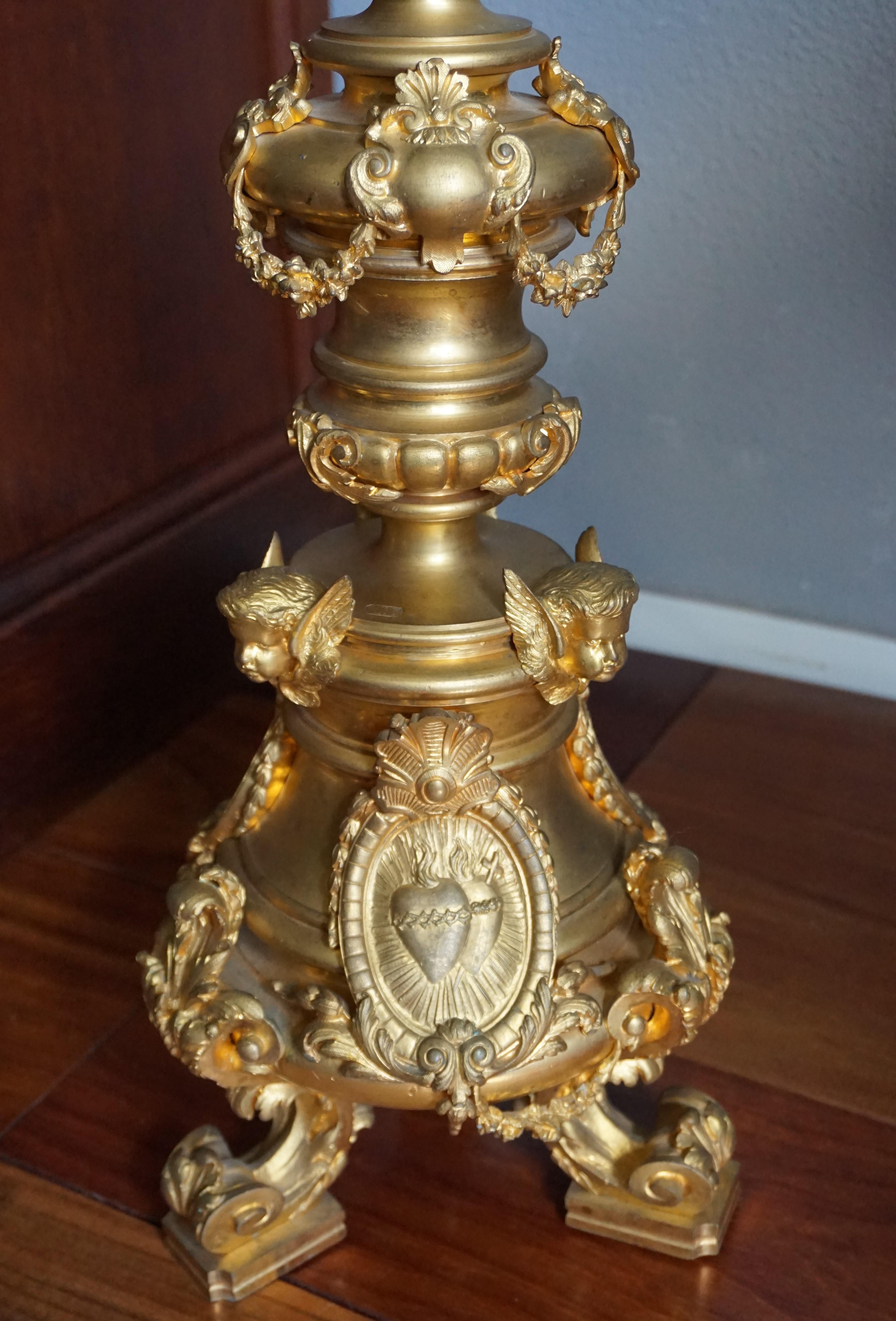 Chandelier d'autel ancien en bronze doré avec sculptures d'anges par Edmond Lesage en vente 1