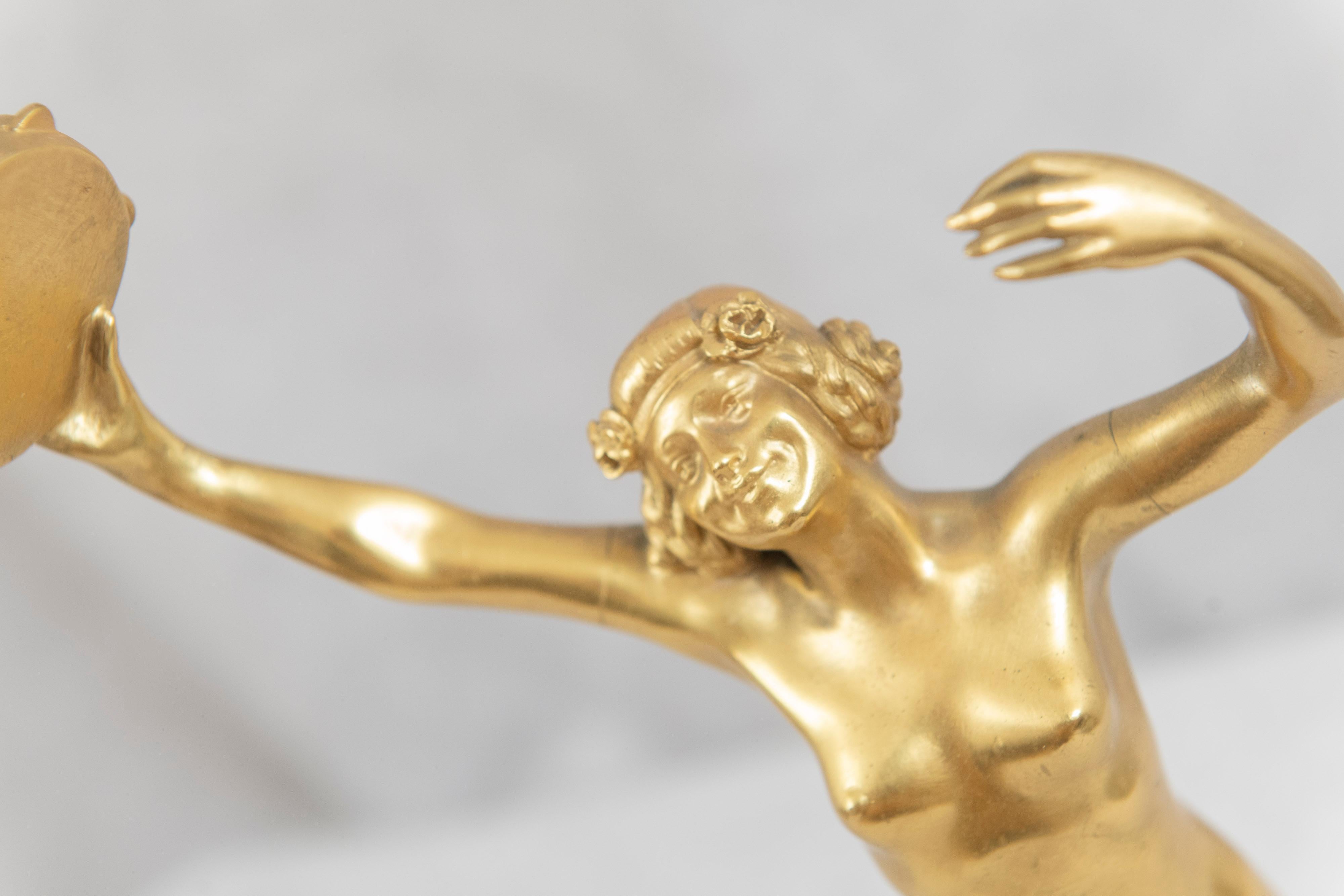 Vergoldete Bronze, Art Deco Nackttänzerin mit Tamburin, Eugène Désiré Piron (Frühes 20. Jahrhundert) im Angebot