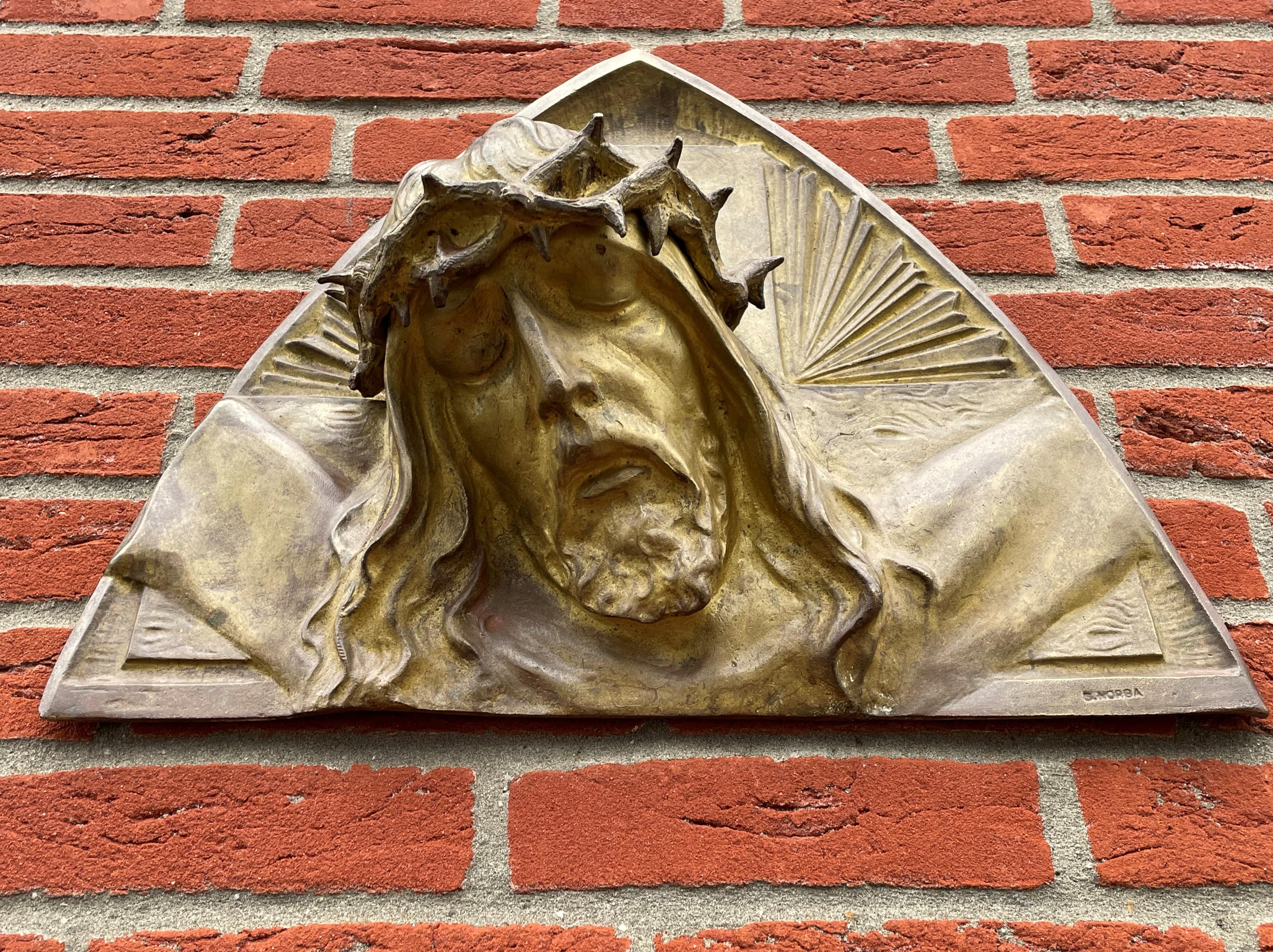Belge Sculpture murale Art dco en bronze dor reprsentant le Christ avec une couronne de Thorns par S. Norga