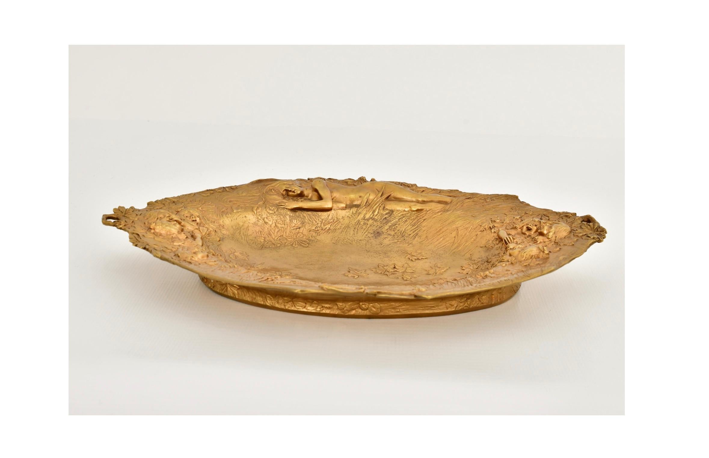 Ein hervorragendes Beispiel für eine Jugendstil-Bronzearbeit des berühmten Bildhauers Charles Korschann. Dieser wunderschön gearbeitete Tafelaufsatz aus vergoldeter Bronze fängt die Essenz der Eleganz und des Naturalismus der Jahrhundertwende ein.