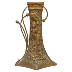 Vase Art Nouveau en bronze doré:: avec chauve-souris:: signé par l'artiste Korschann:: vers 1910