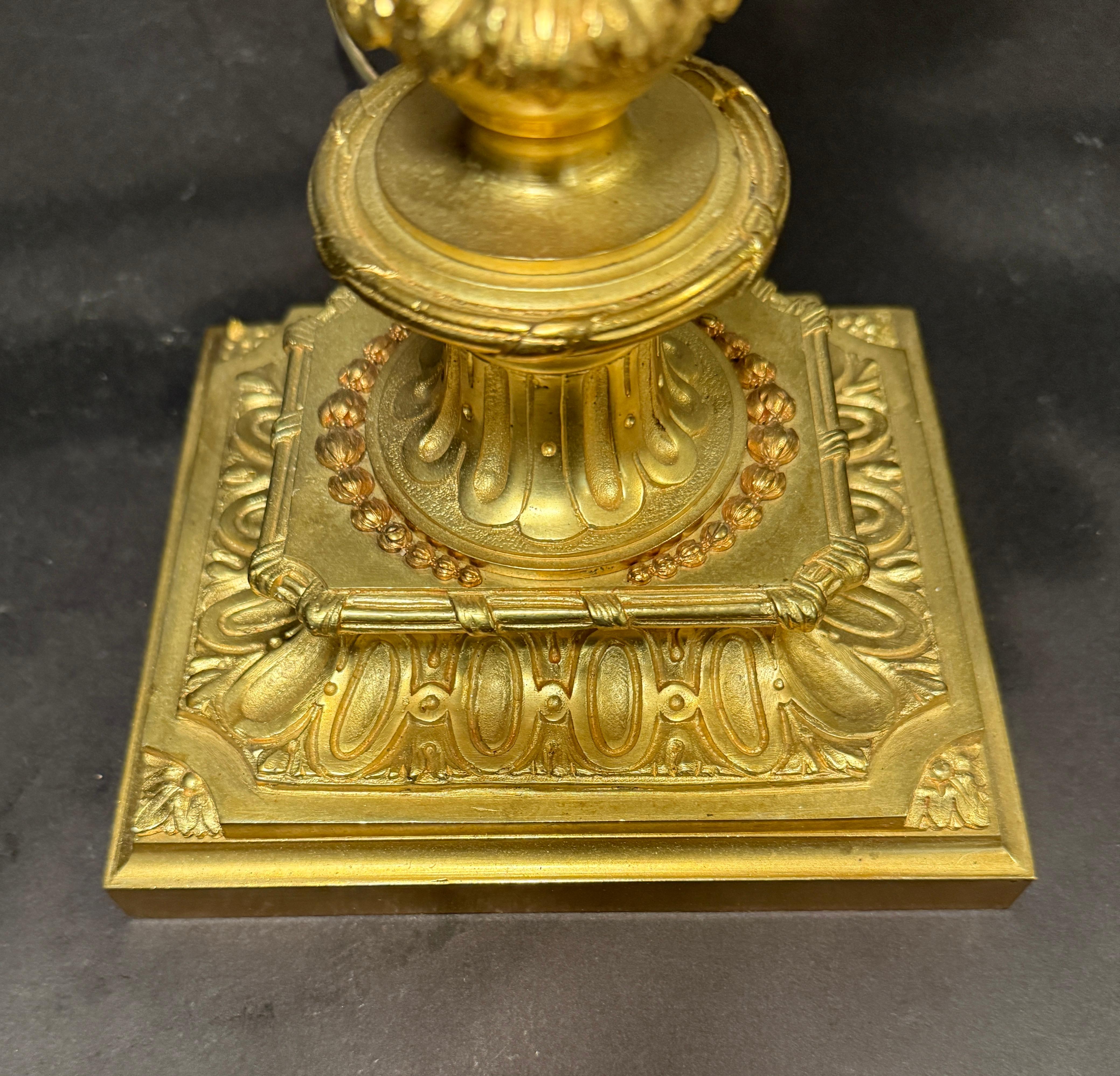 Lámpara de bronce dorado estilo Luis XVI de Baccarat Bronce en venta