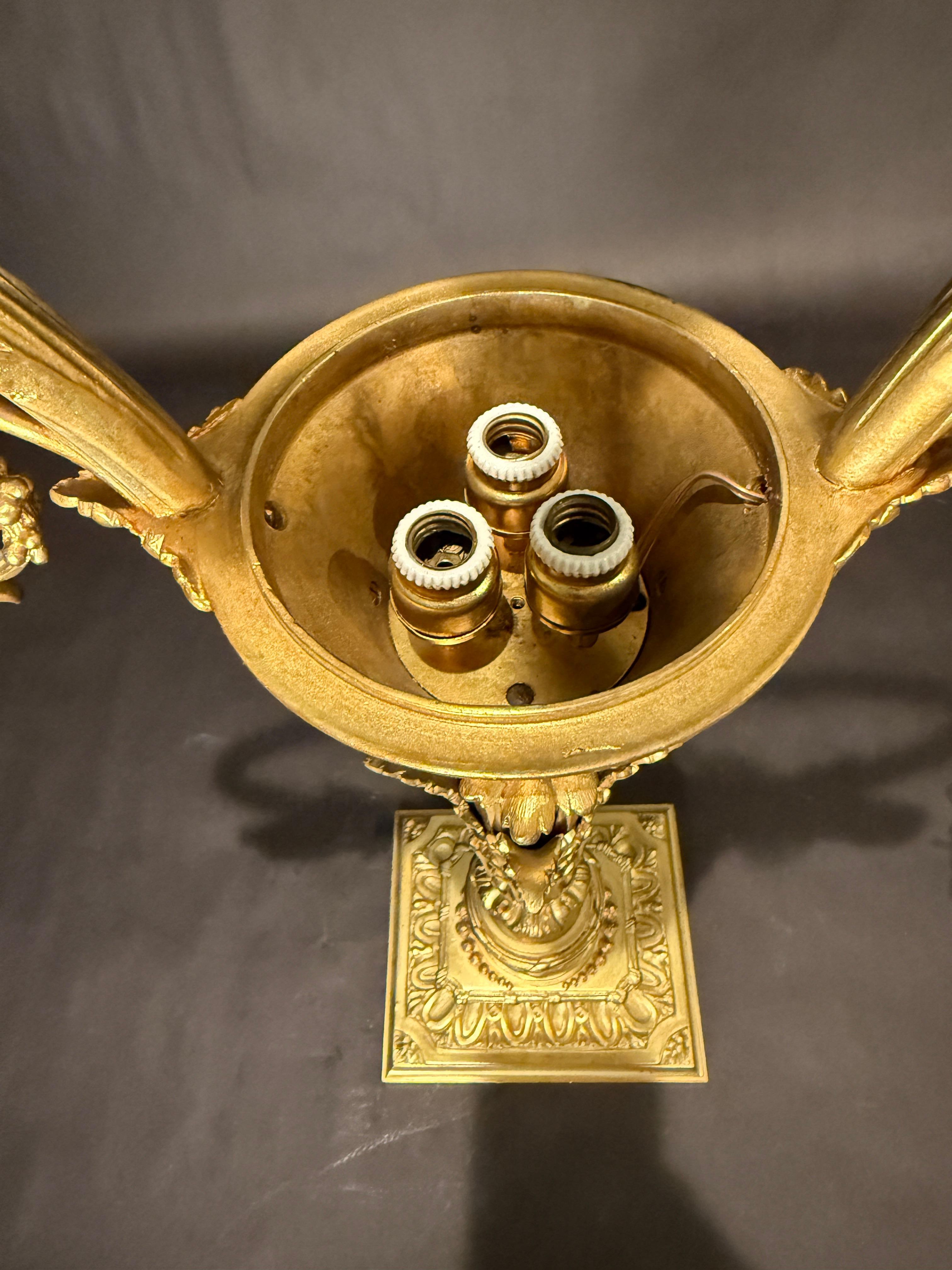 Lámpara de bronce dorado estilo Luis XVI de Baccarat en venta 1